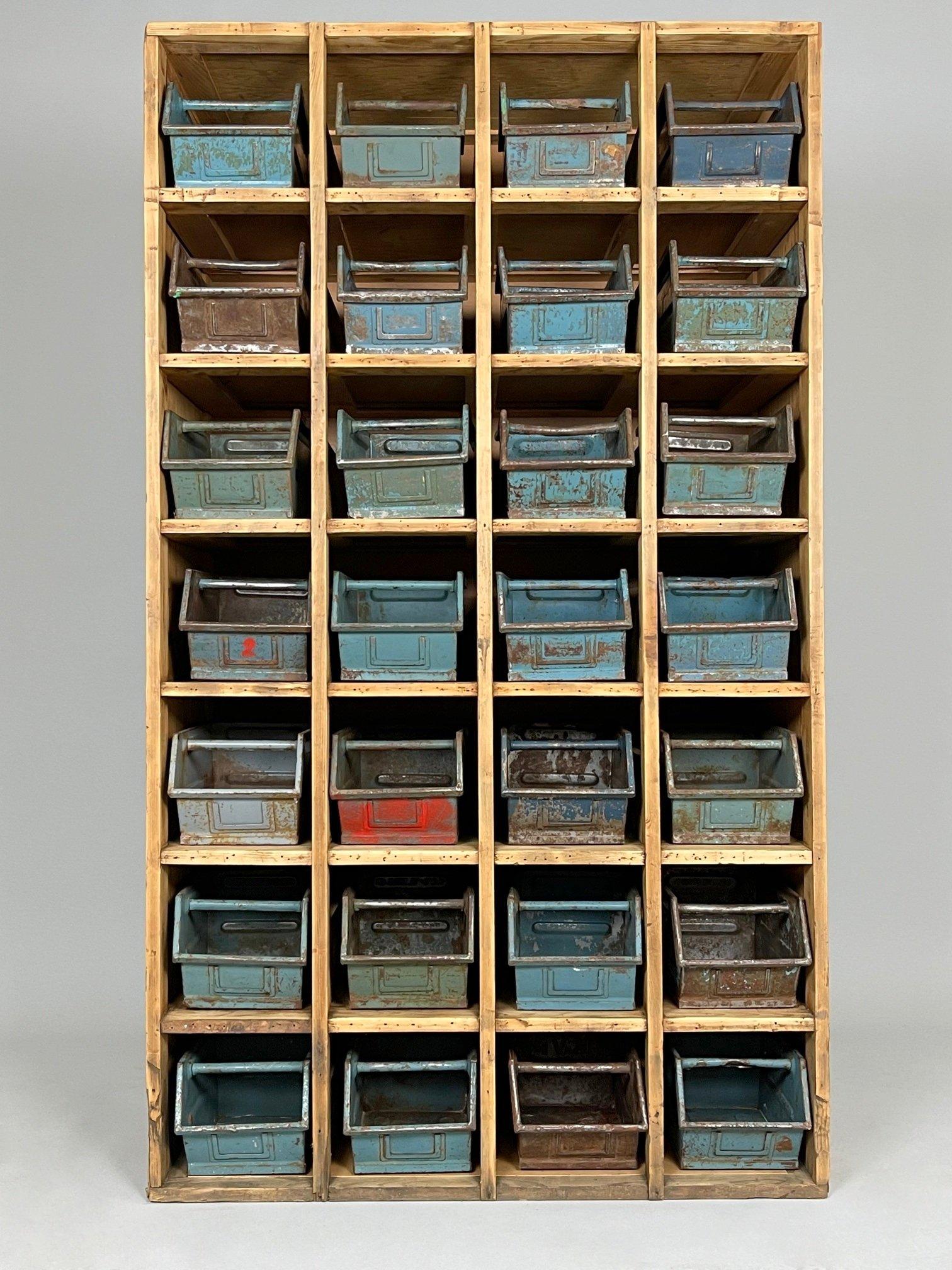 Meuble de rangement industriel vintage en vente 3