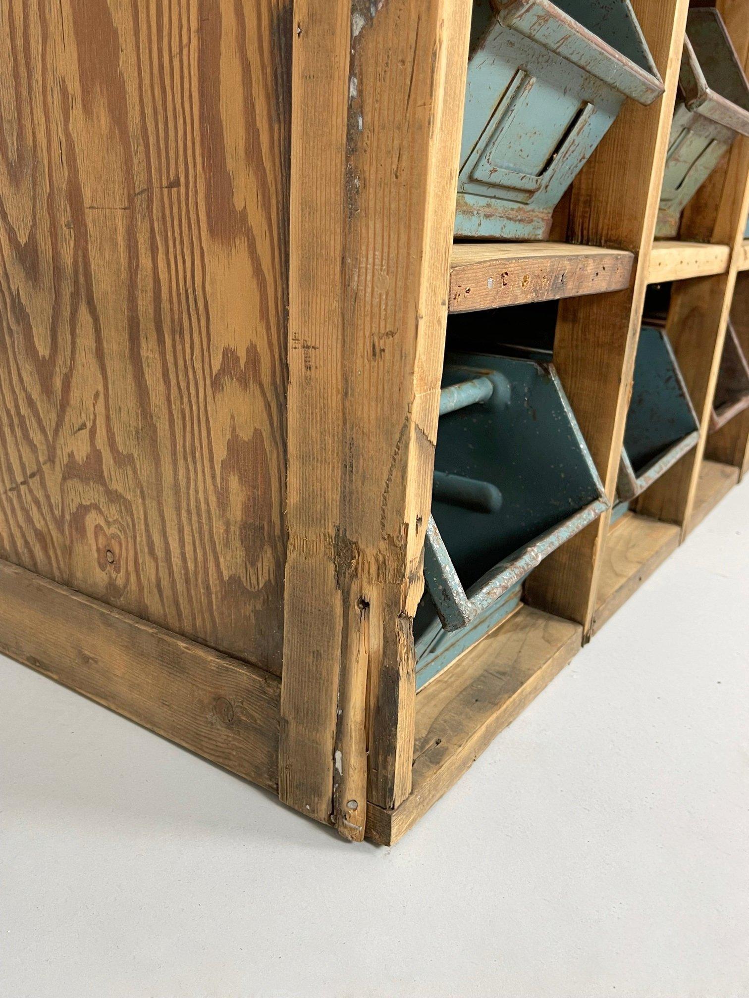 Meuble de rangement industriel vintage en vente 2