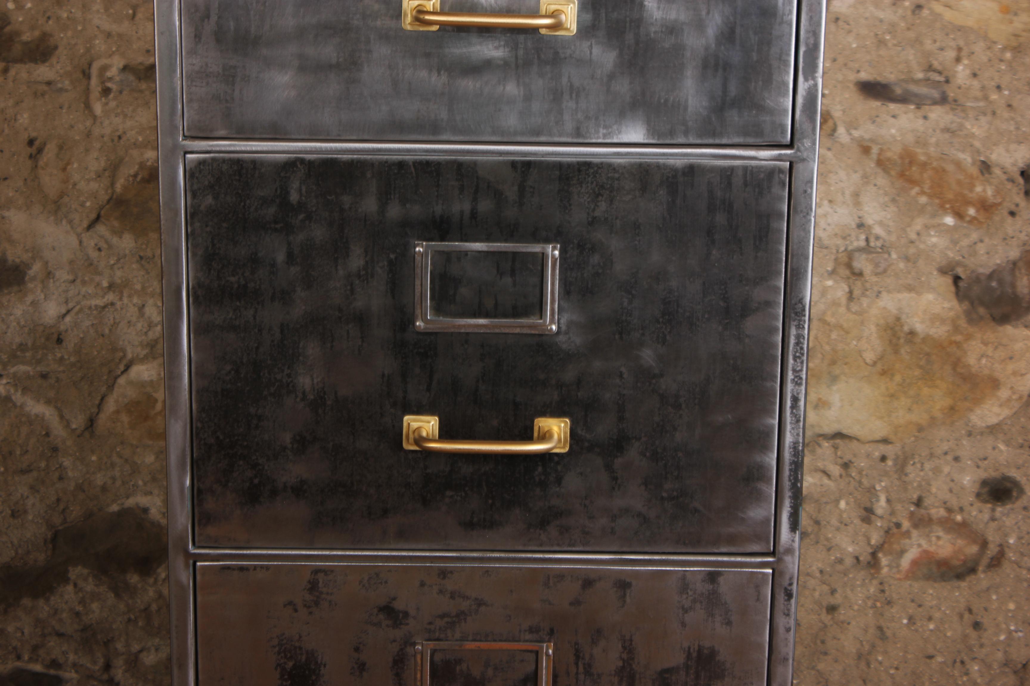 Vintage Industrial Stripped Metal 4-Drawer Filing Cabinet In Good Condition In Bangor, Gwynedd