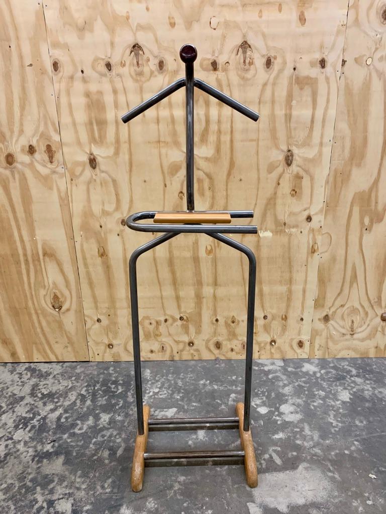 Appendiabiti industriale vintage, per giacca, pantaloni e un piccolo vassoio per gli accessori. Decorativo e utile nella cabina armadio o in un negozio di abbigliamento per esporre le vetrine.