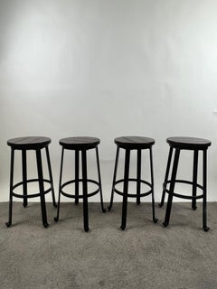 Sgabelli da bar rotondi in stile industriale vintage con piano in legno e gambe in ferro nero, set da 4