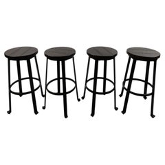 Sgabelli da bar rotondi in stile industriale vintage con piano in legno e gambe in ferro nero, set da 4