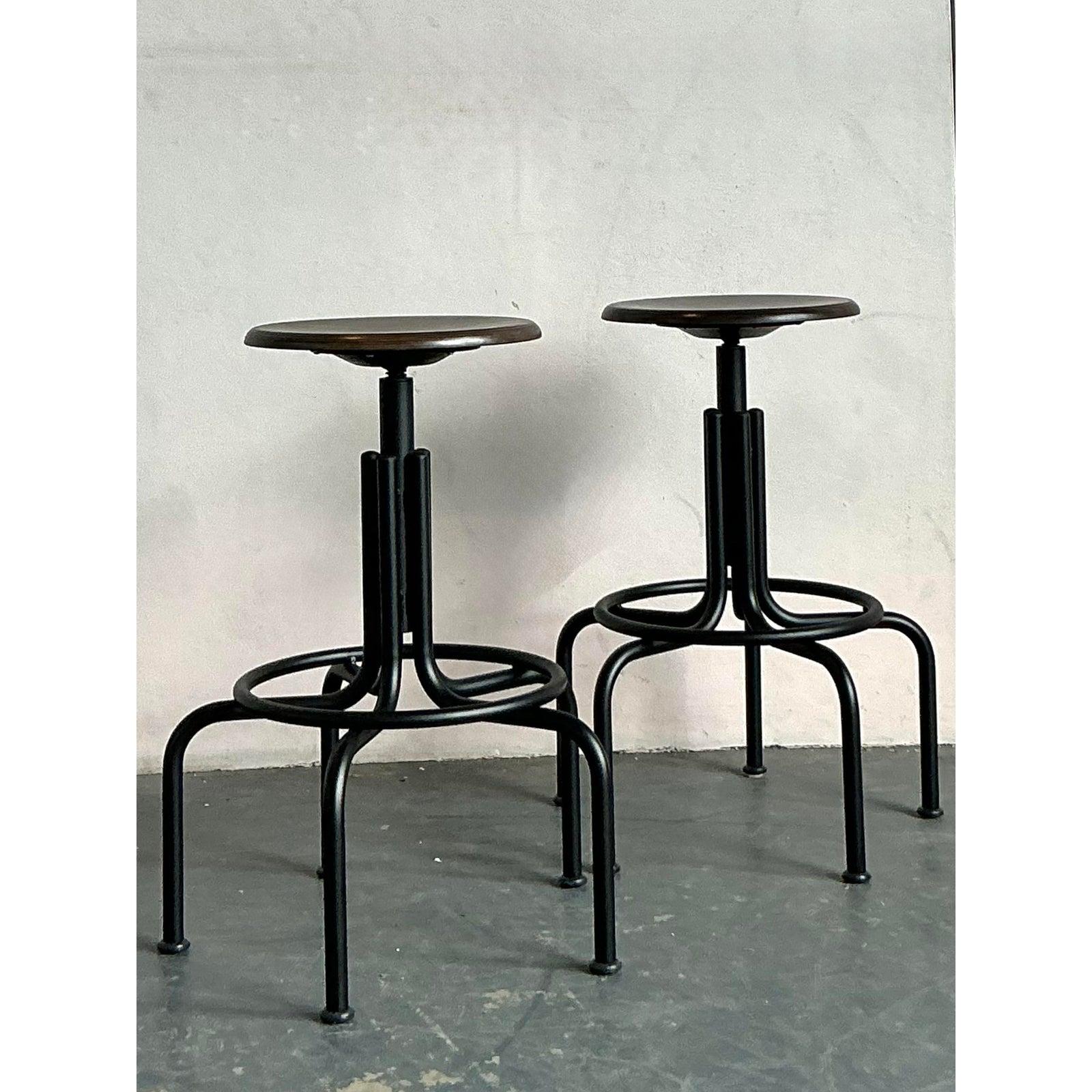 Vintage Industrial Swivel Stools - A Pair en venta 4