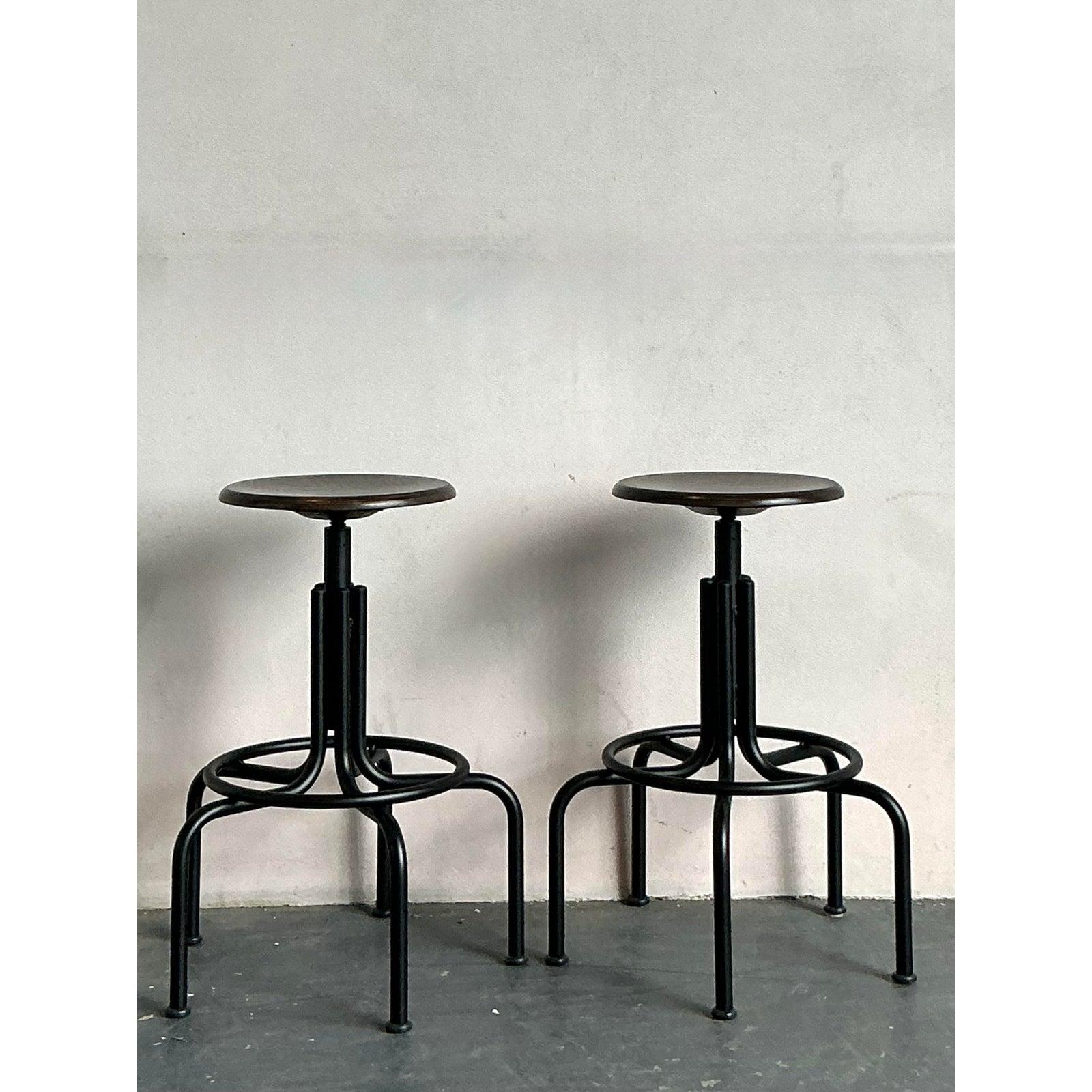 Vintage Industrial Swivel Stools - A Pair en venta 5