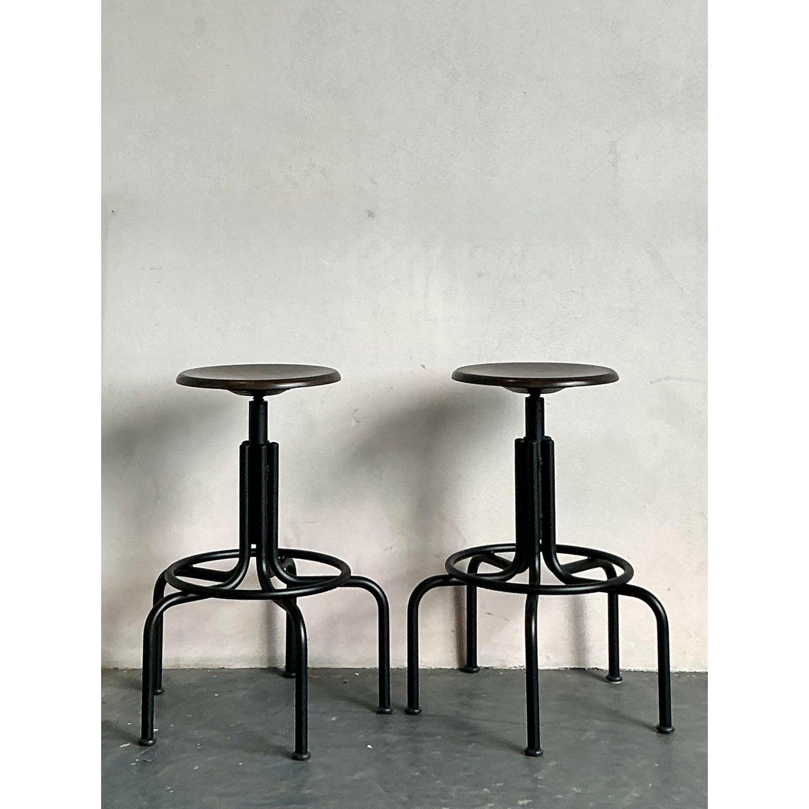 Vintage Industrial Swivel Stools - A Pair Estadounidense en venta