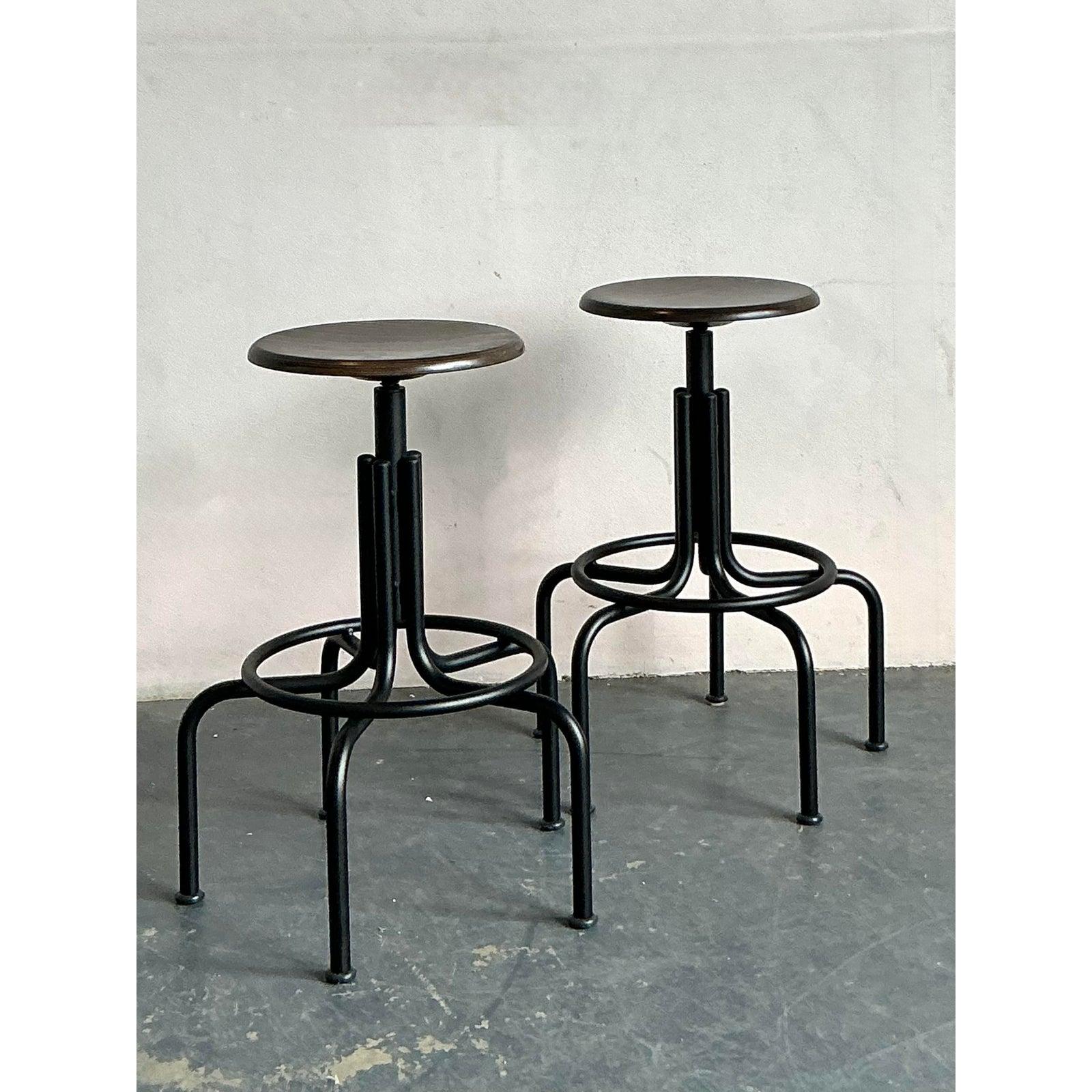 Vintage Industrial Swivel Stools - A Pair en Bueno estado para la venta en West Palm Beach, FL