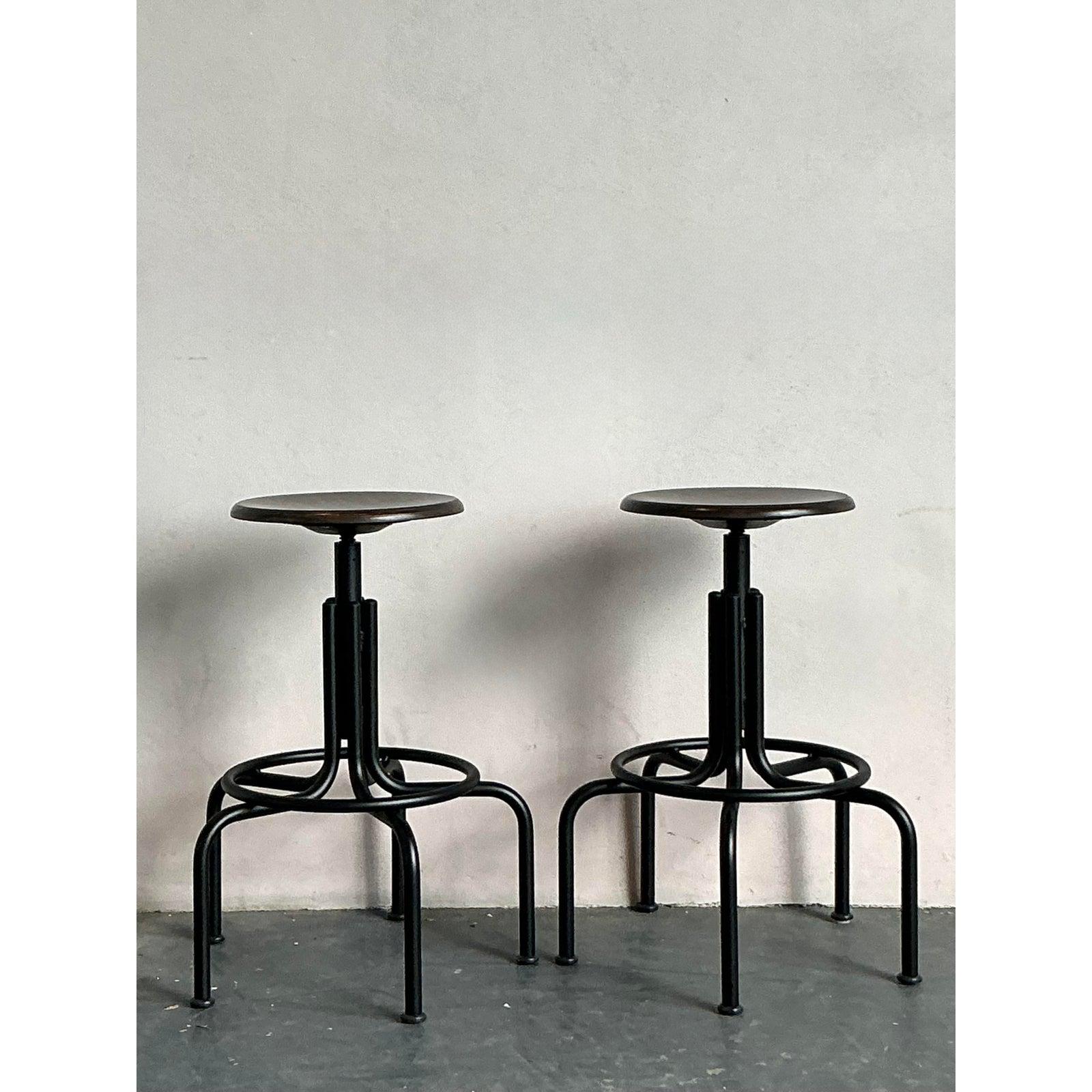 Vintage Industrial Swivel Stools - A Pair Siglo XXI y contemporáneo en venta