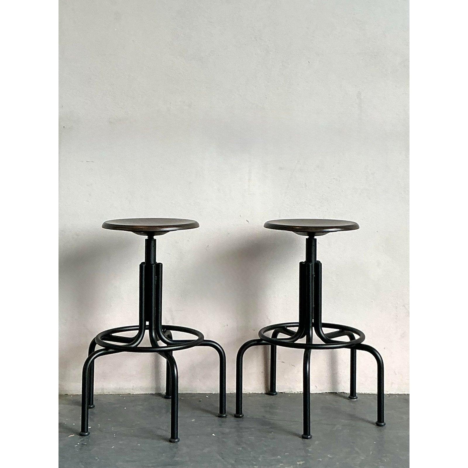 Vintage Industrial Swivel Stools - A Pair Metal en venta
