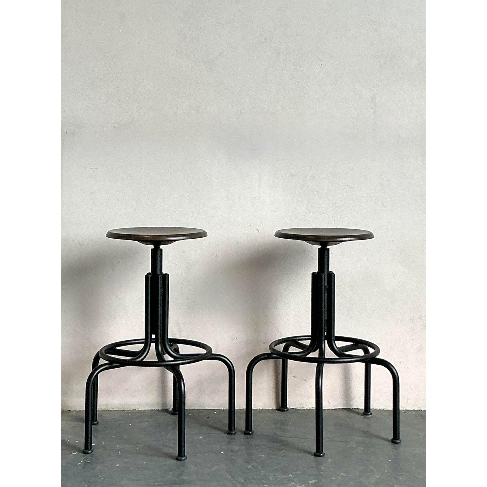 Vintage Industrial Swivel Stools - A Pair en venta 1