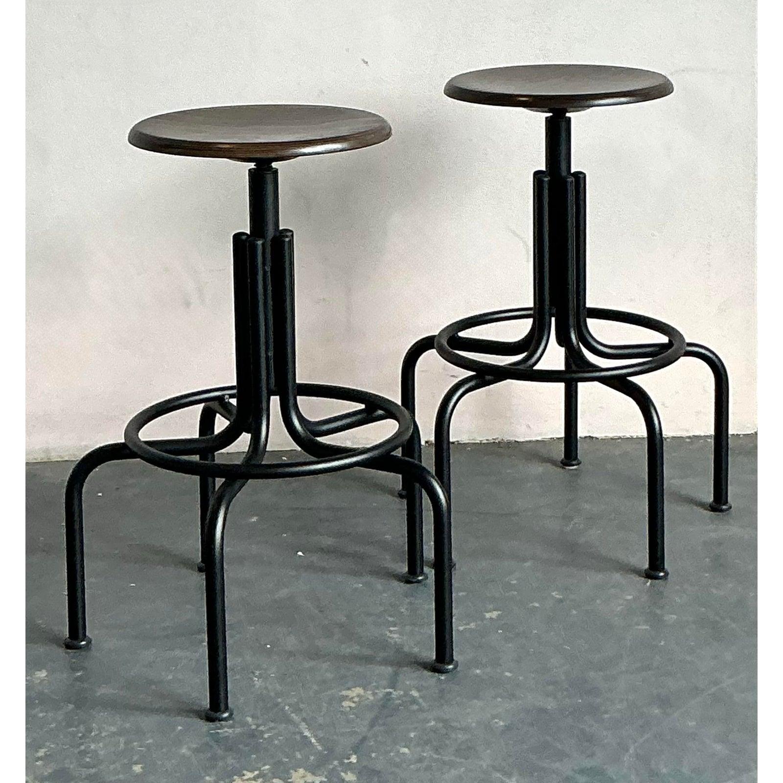 Vintage Industrial Swivel Stools - A Pair en venta 2