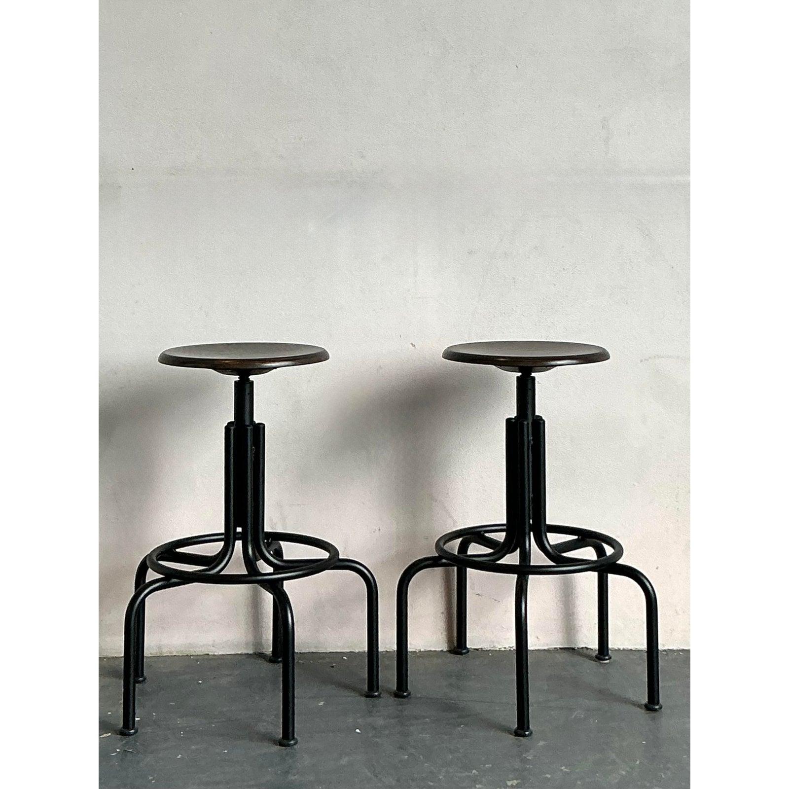 Vintage Industrial Swivel Stools - A Pair en venta 3