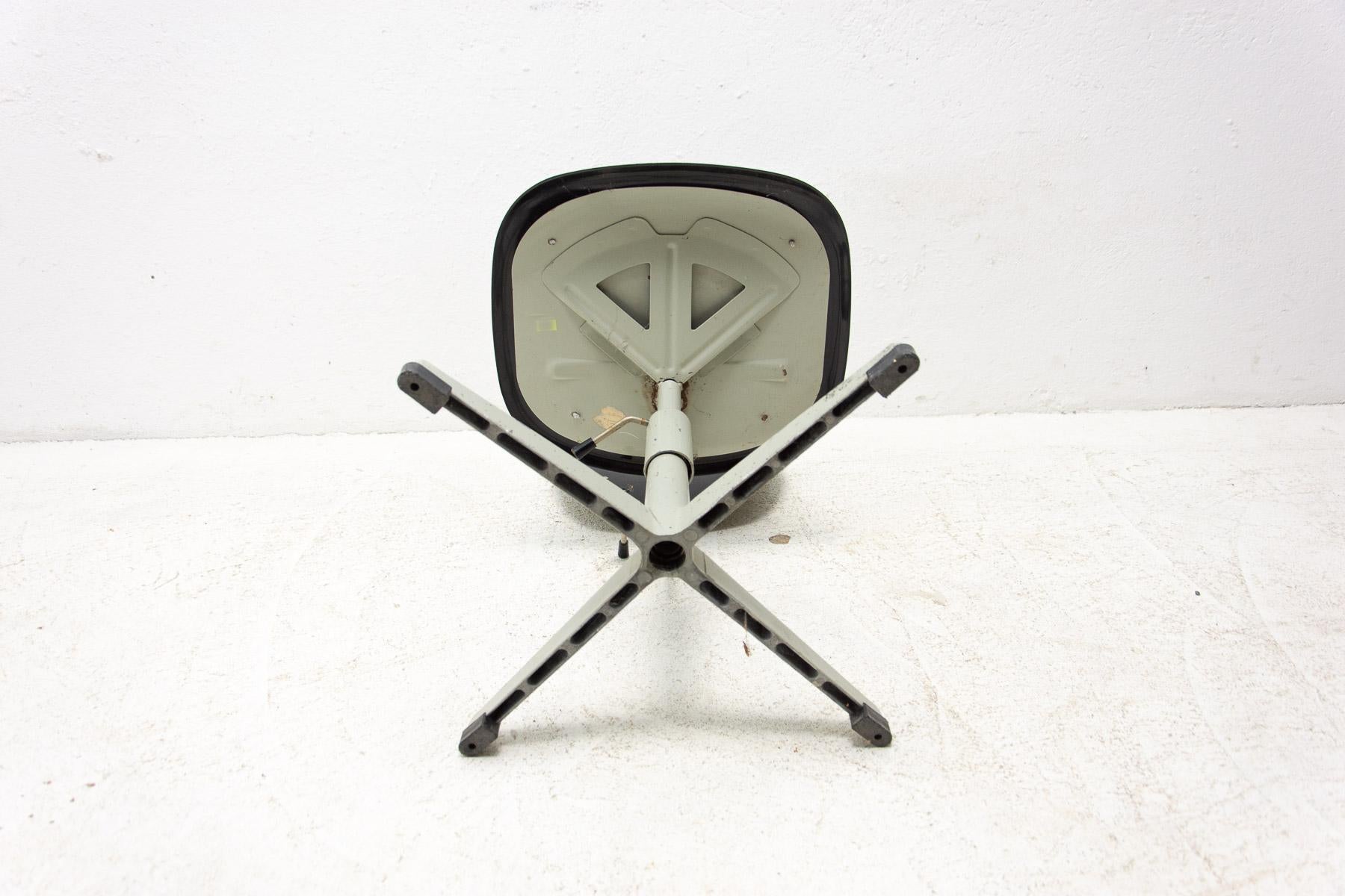 Vintage Industrial Swivel Work Desk Chair by Kovona, 1950´s For Sale 5