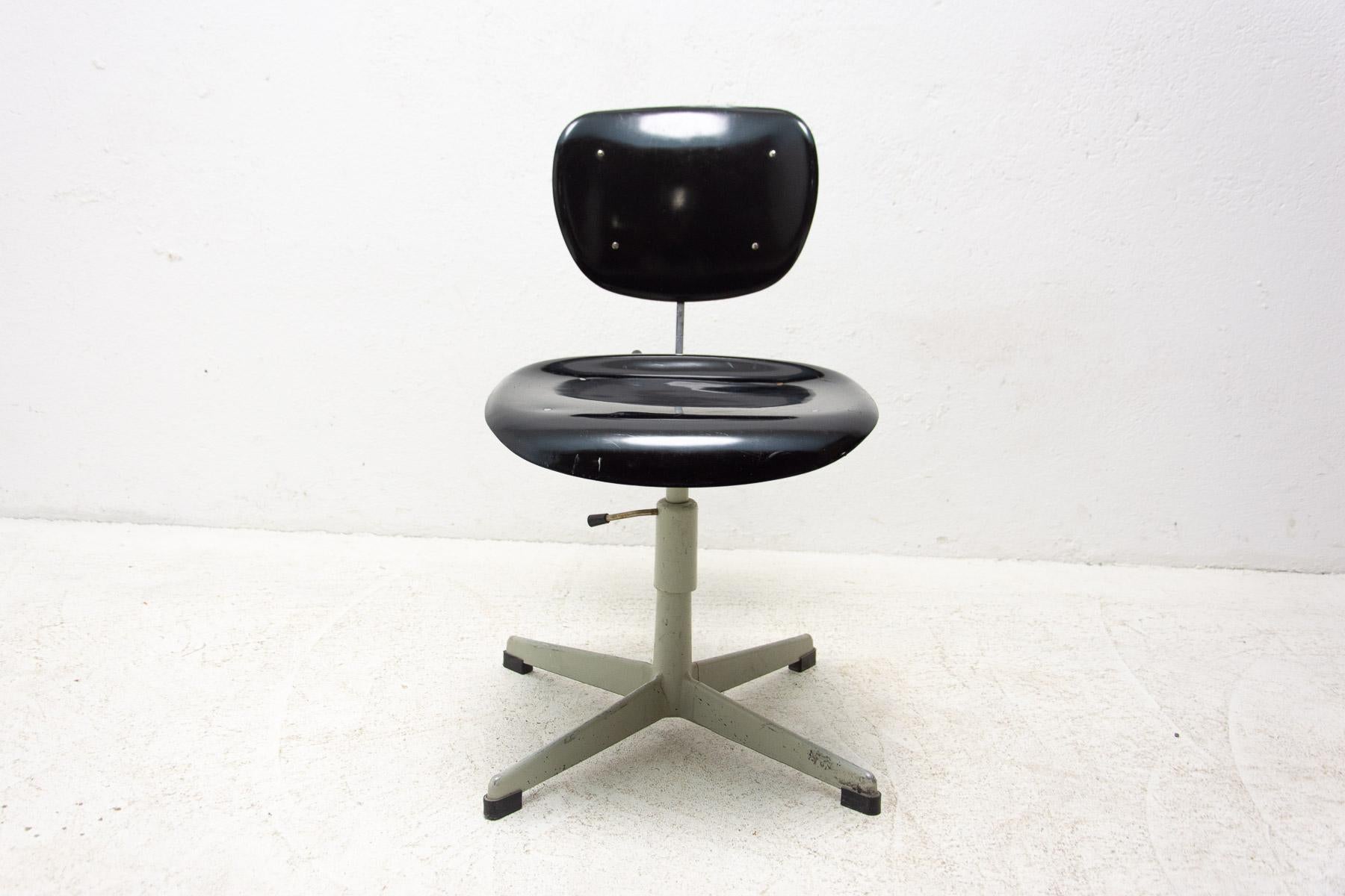 Chaise de bureau pivotante industrielle vintage par Kovona, années 1950 en vente 6