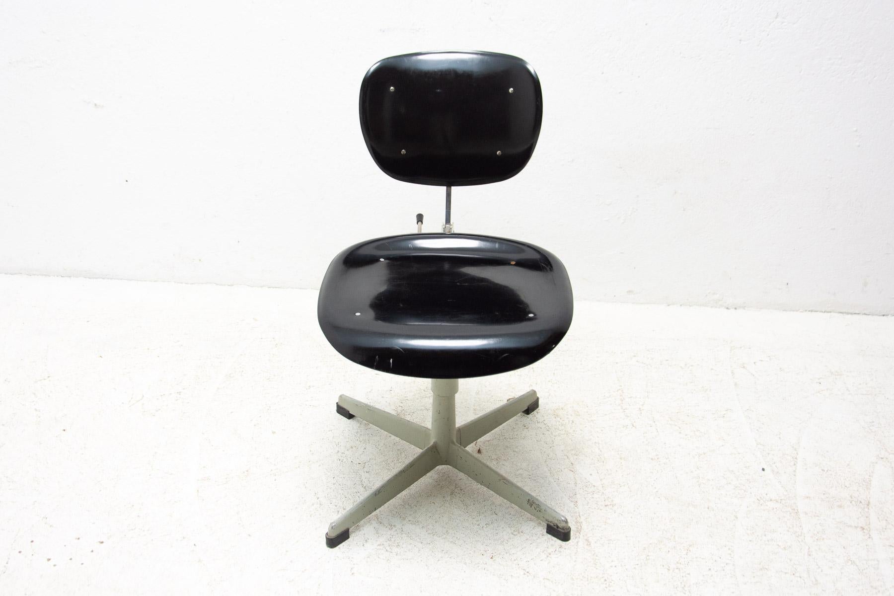 Chaise de bureau pivotante industrielle vintage par Kovona, années 1950 en vente 7