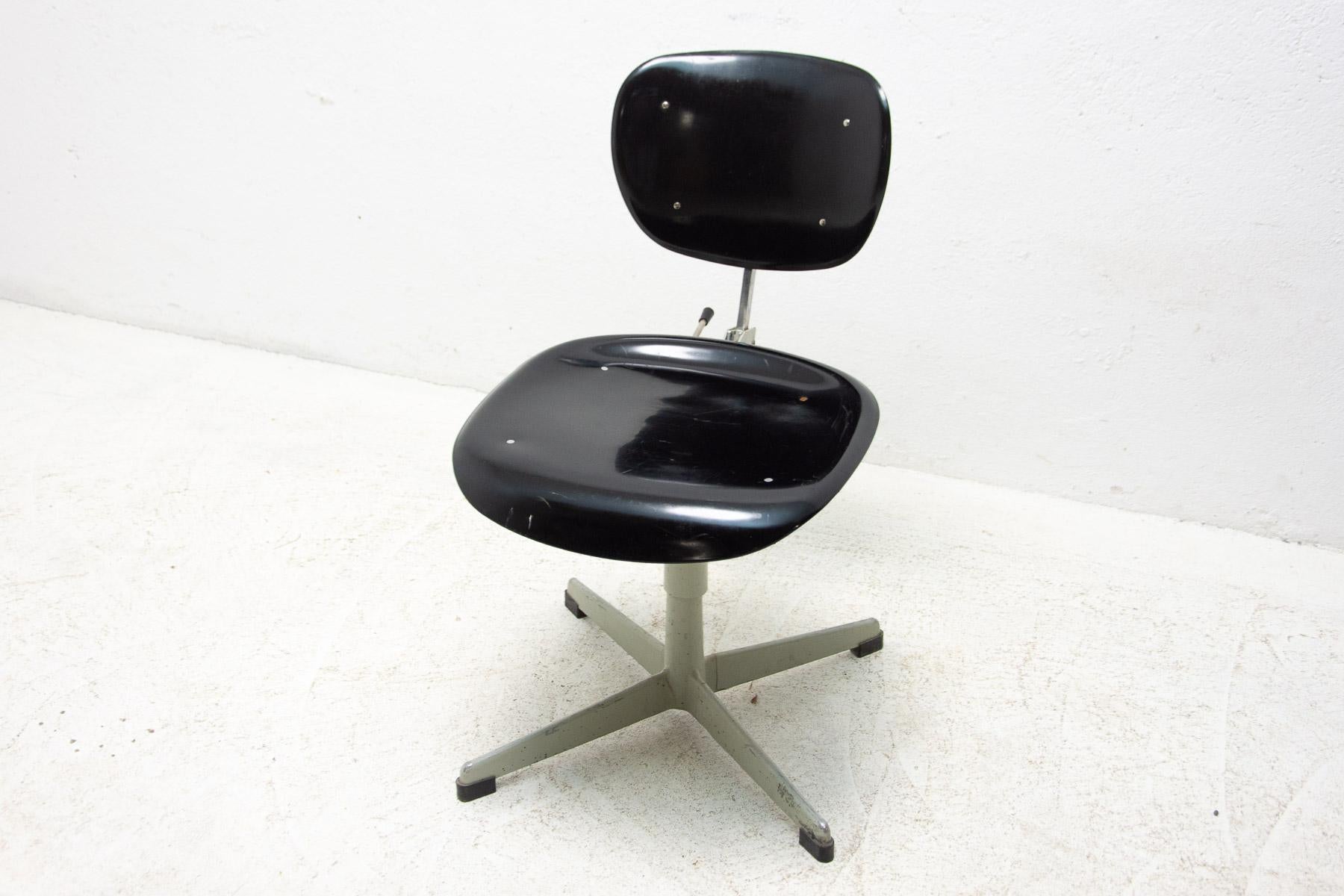 Chaise de bureau pivotante industrielle vintage par Kovona, années 1950 en vente 8