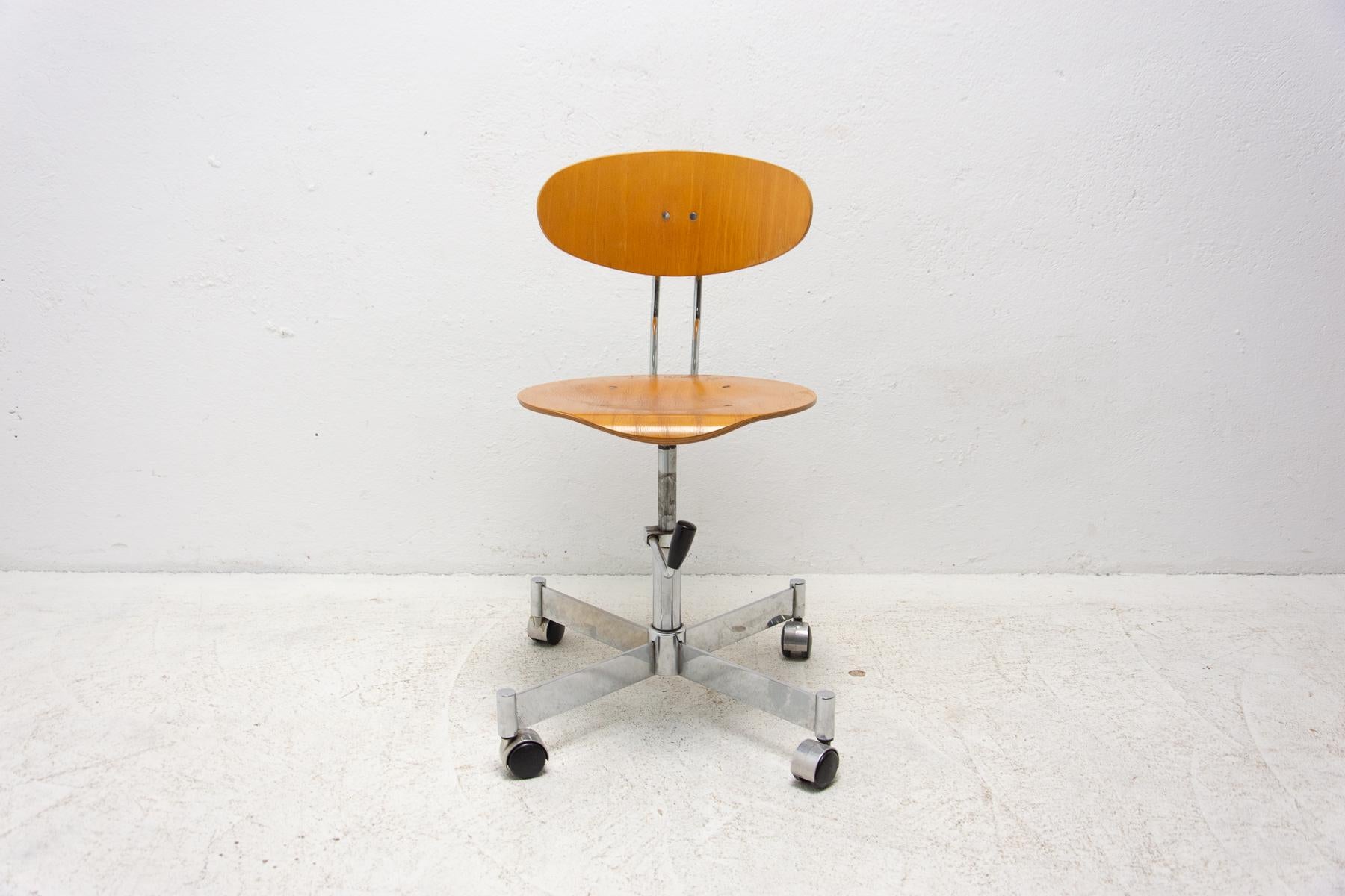 Vintage Industrial Swivel Work Desk Chair by Kovona, 1950's 10