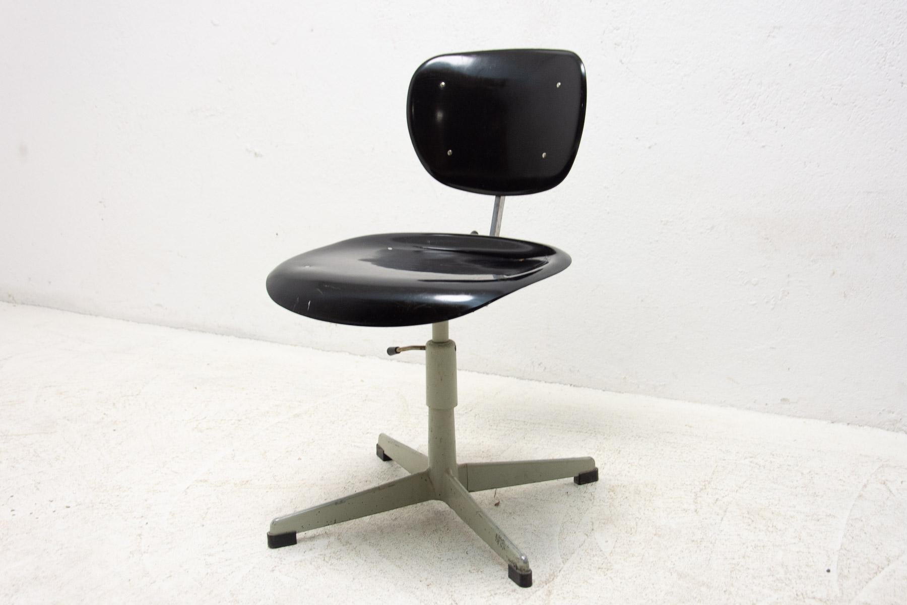 Chaise de bureau pivotante industrielle vintage par Kovona, années 1950 en vente 8