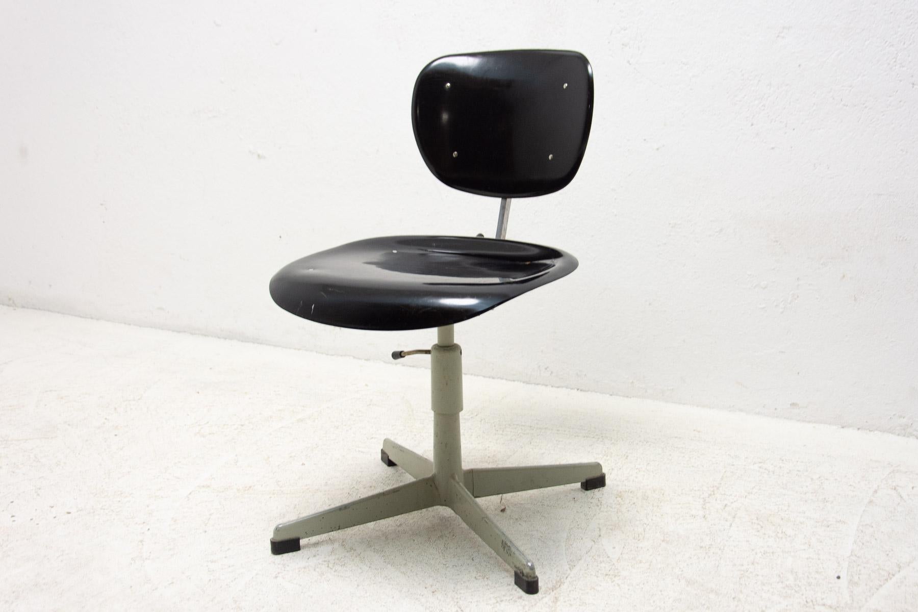 Chaise de bureau pivotante industrielle vintage par Kovona, années 1950 en vente 9