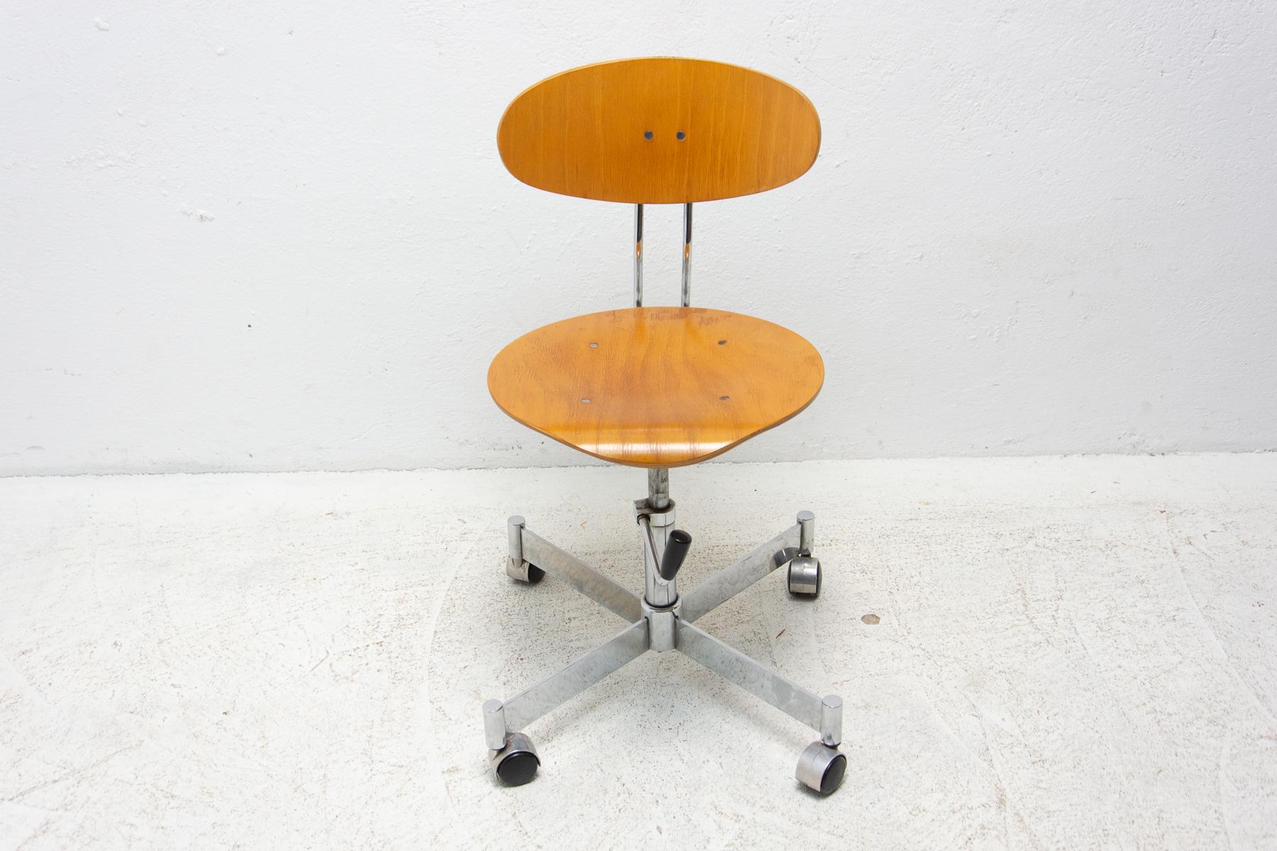 Vintage Industrial Swivel Work Desk Chair by Kovona, 1950's 11