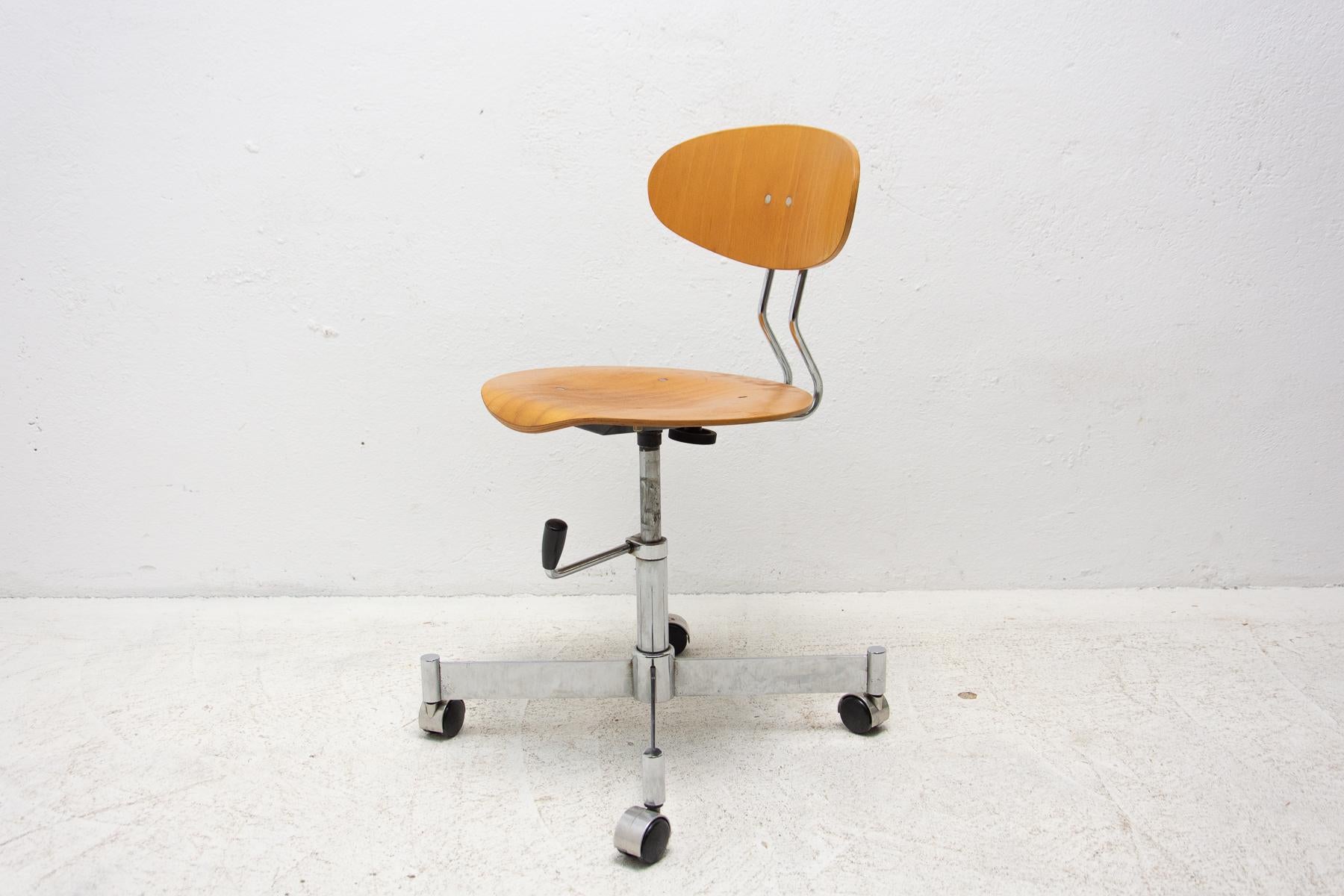This Industrial mid century working desk chair was made by Kovona company in the 1950´s.

Fully functional, adjustable, Swivelling. Beechwood and iron.

In good vintage condition.

 

Height: 77 cm

width: 40 cm

depth: 45 cm

seat