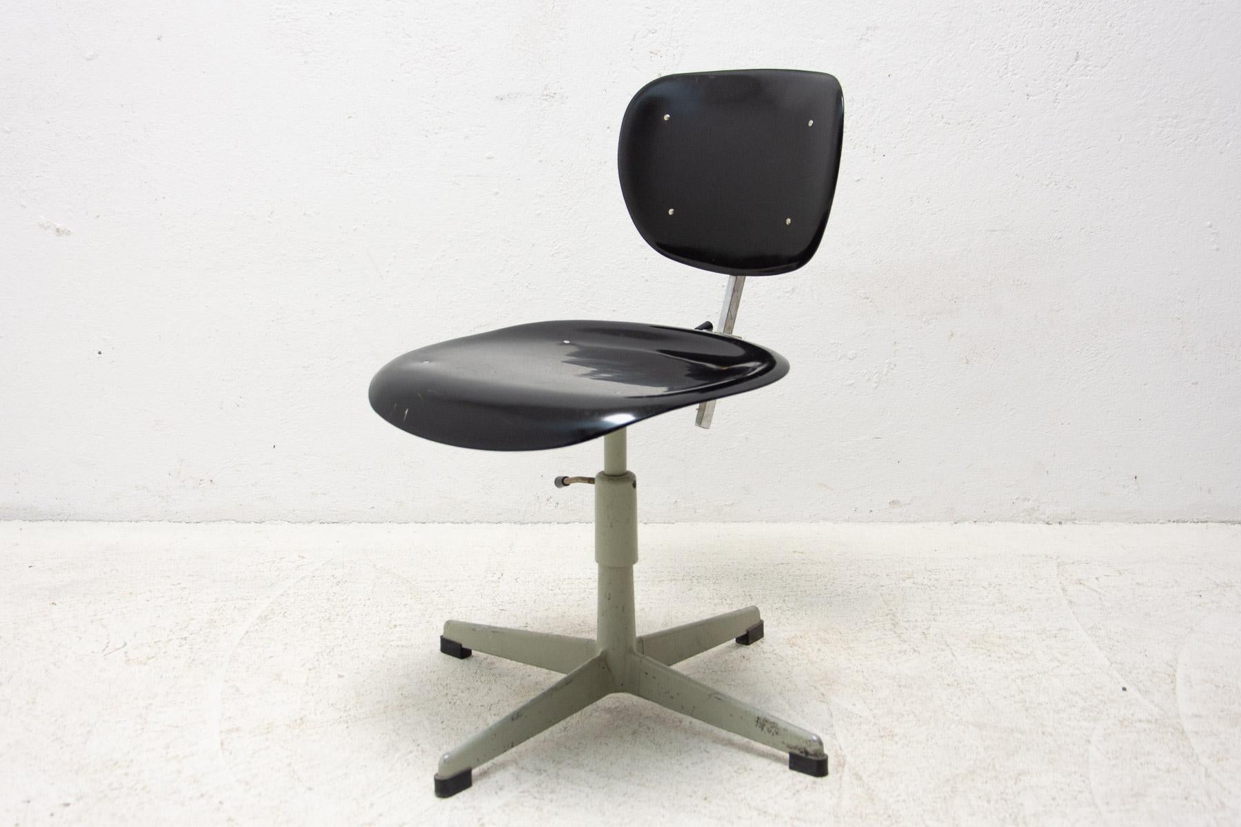 Cette chaise de bureau industrielle du milieu du siècle dernier a été fabriquée par la société Kovona dans les années 1950.

Entièrement fonctionnel, réglable, pivotant. Fabriqué en plastique et en fer.

En bon état Vintage, montrant de légers