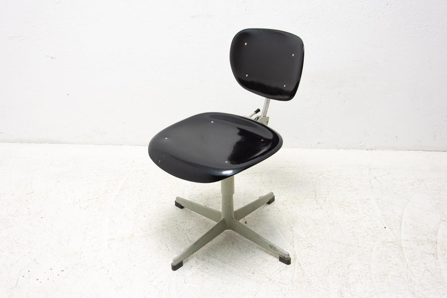Czech Vintage Industrial Swivel Work Desk Chair by Kovona, 1950´s For Sale