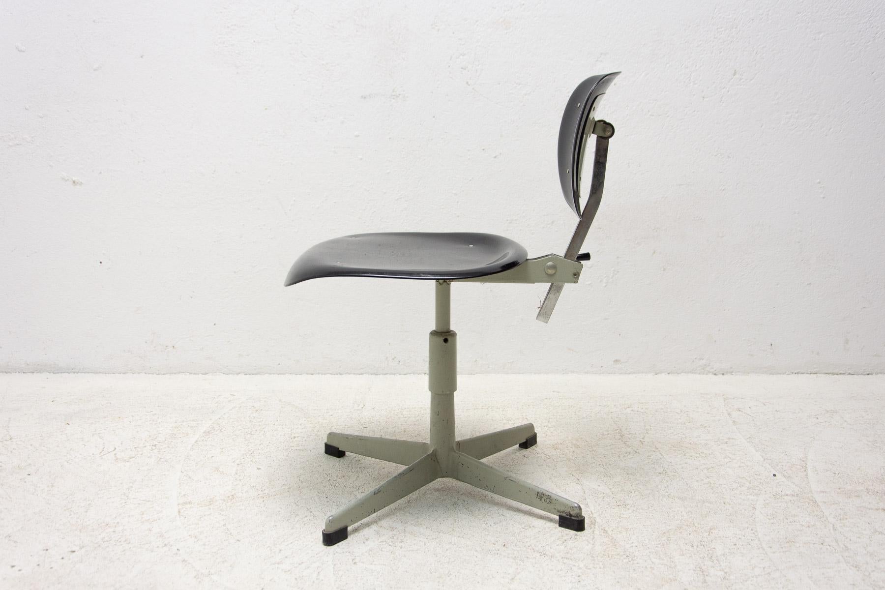 Vintage Industrial Swivel Work Desk Chair by Kovona, 1950´s In Good Condition For Sale In Prague 8, CZ