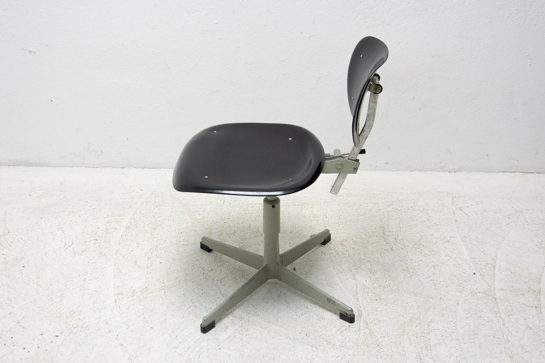 20th Century Vintage Industrial Swivel Work Desk Chair by Kovona, 1950´s For Sale