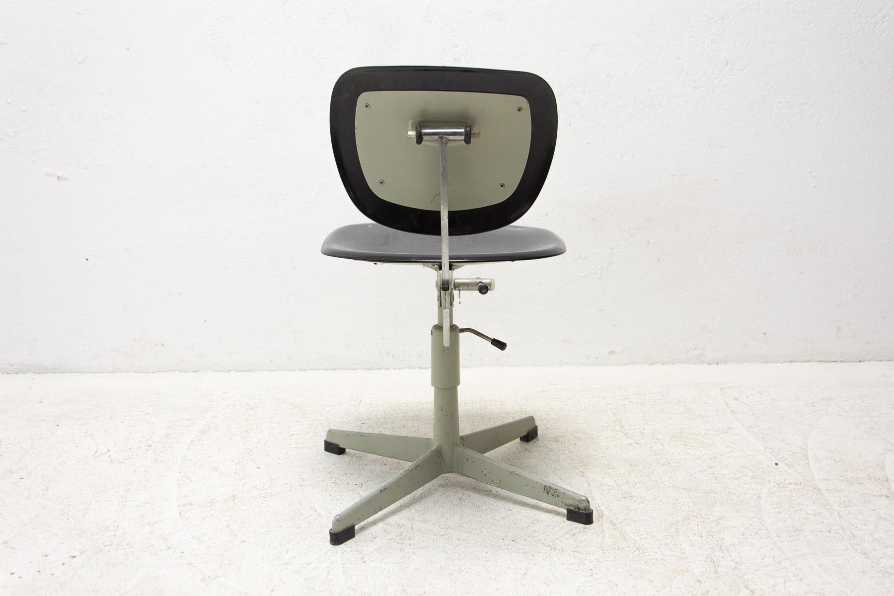 Iron Vintage Industrial Swivel Work Desk Chair by Kovona, 1950´s For Sale