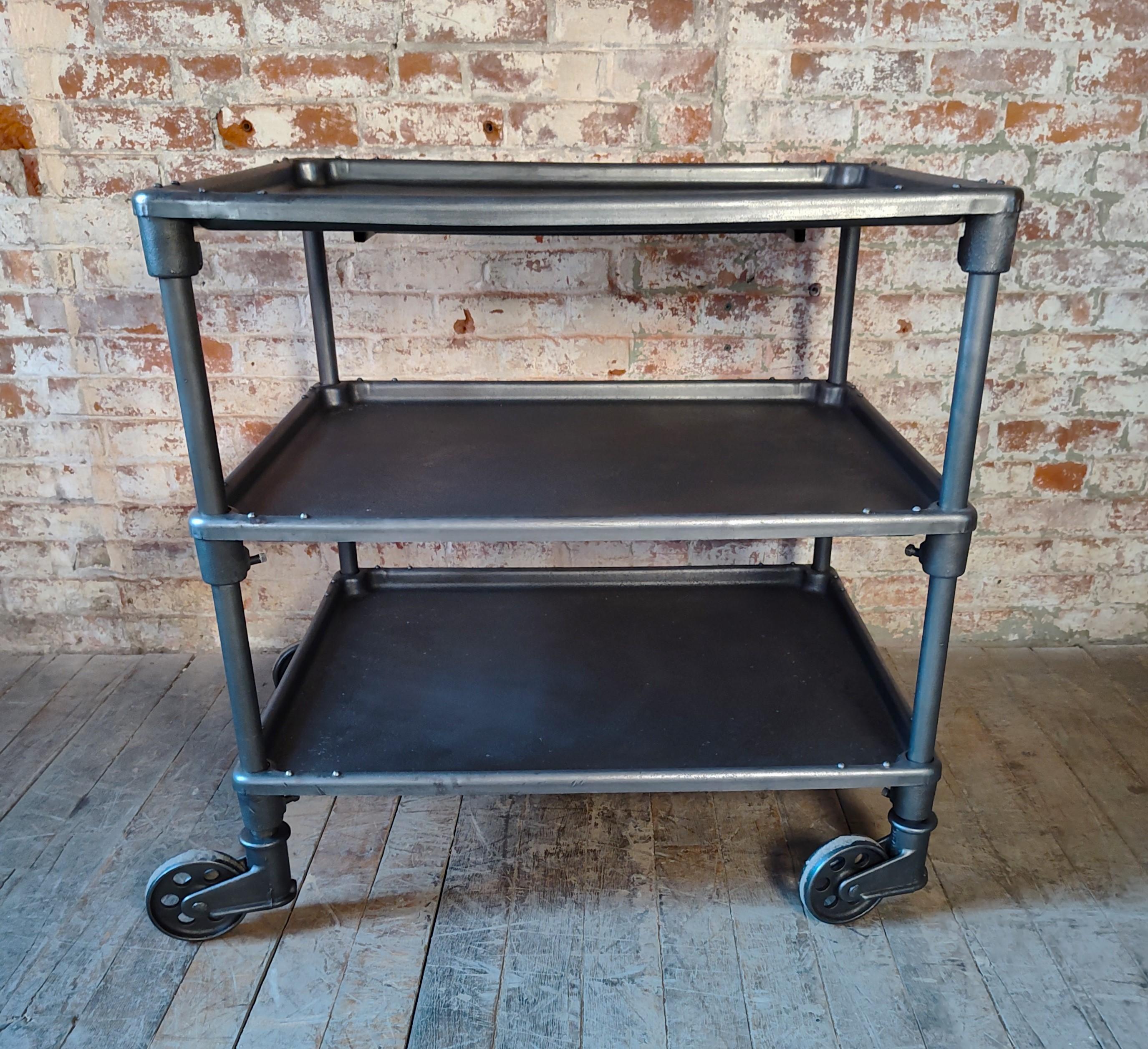 Carro de bar industrial vintage rodante de tres pisos Estadounidense en venta