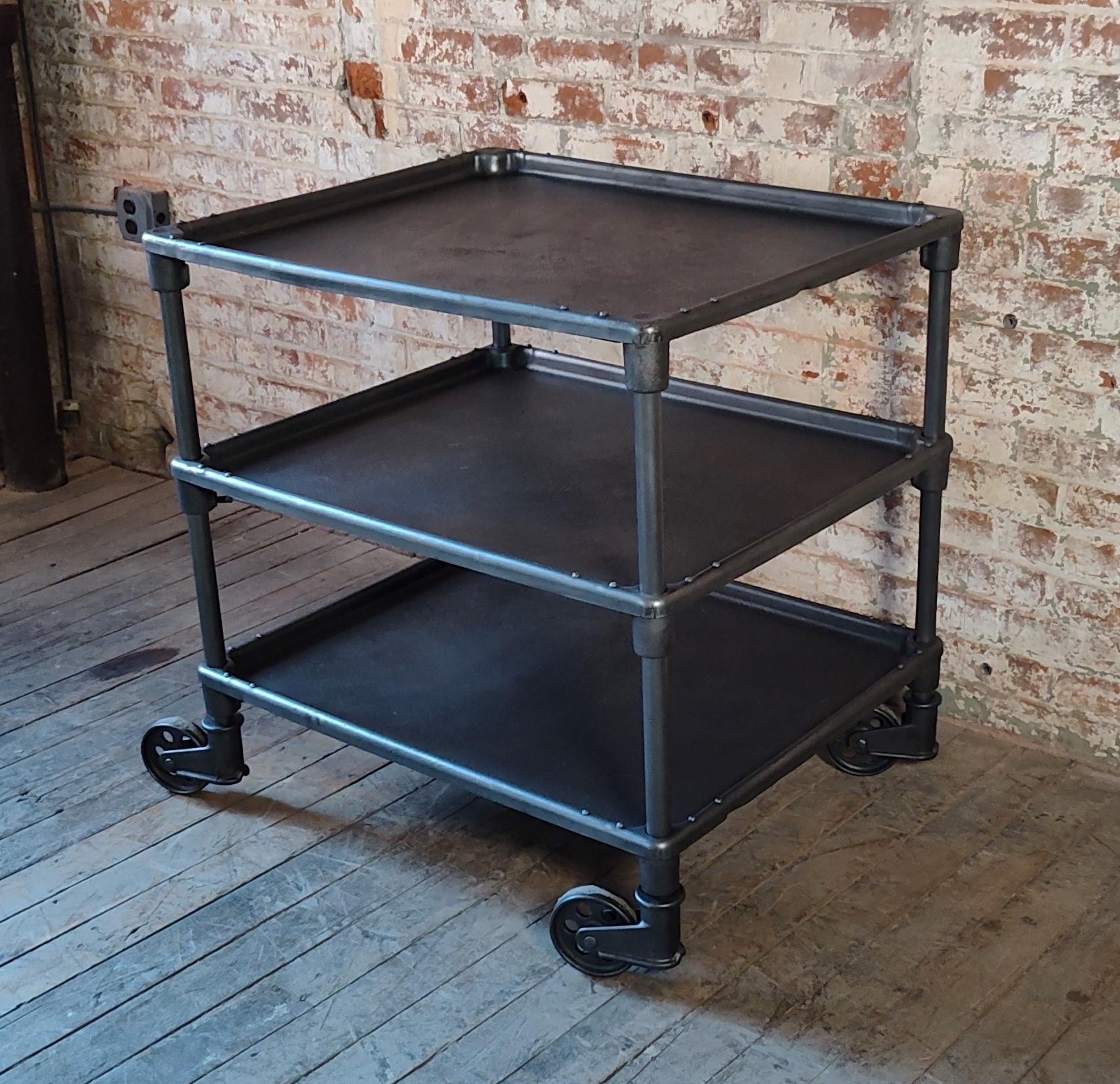 Carro de bar industrial vintage rodante de tres pisos Vaciado en venta