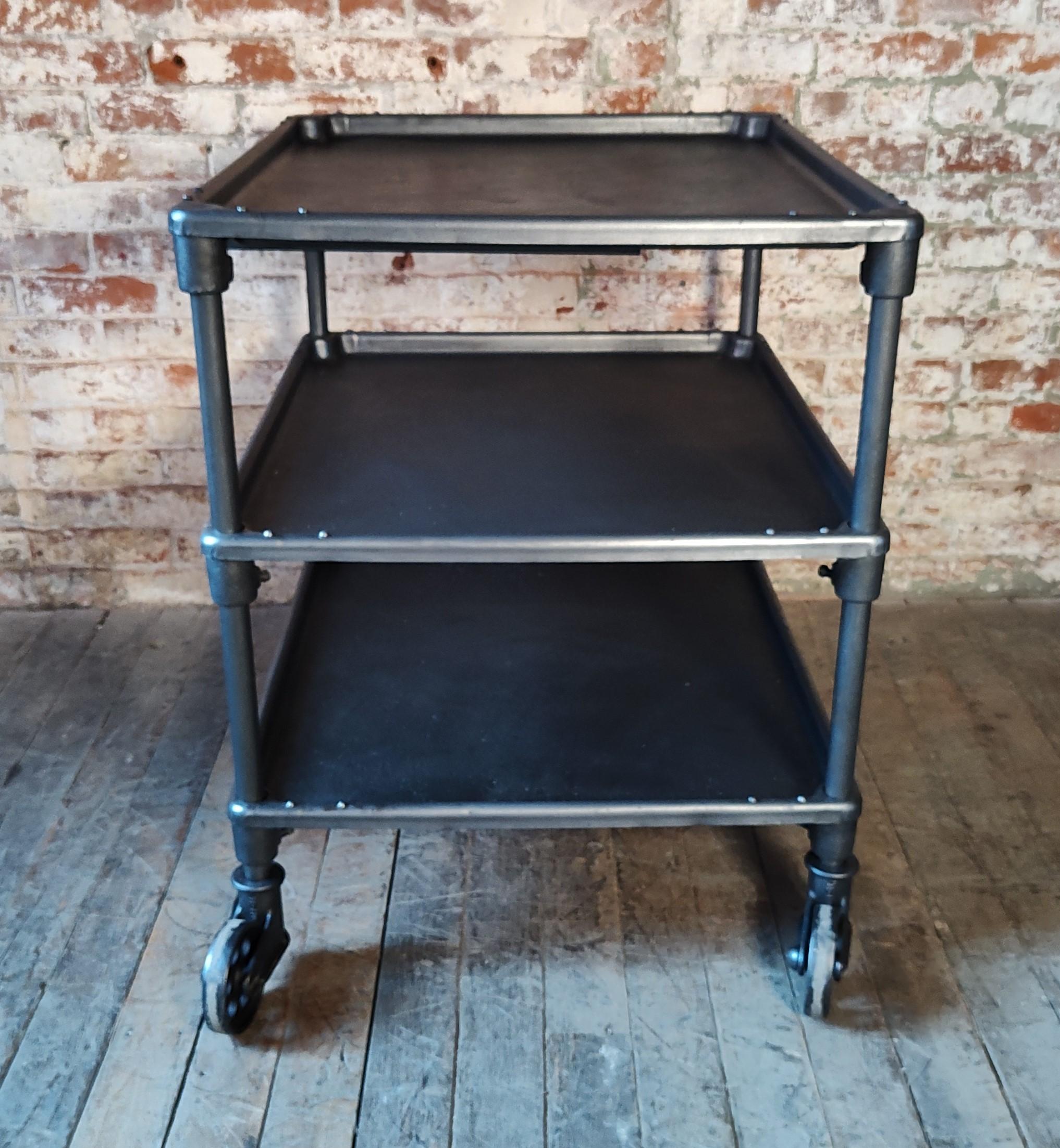 Carro de bar industrial vintage rodante de tres pisos siglo XX en venta