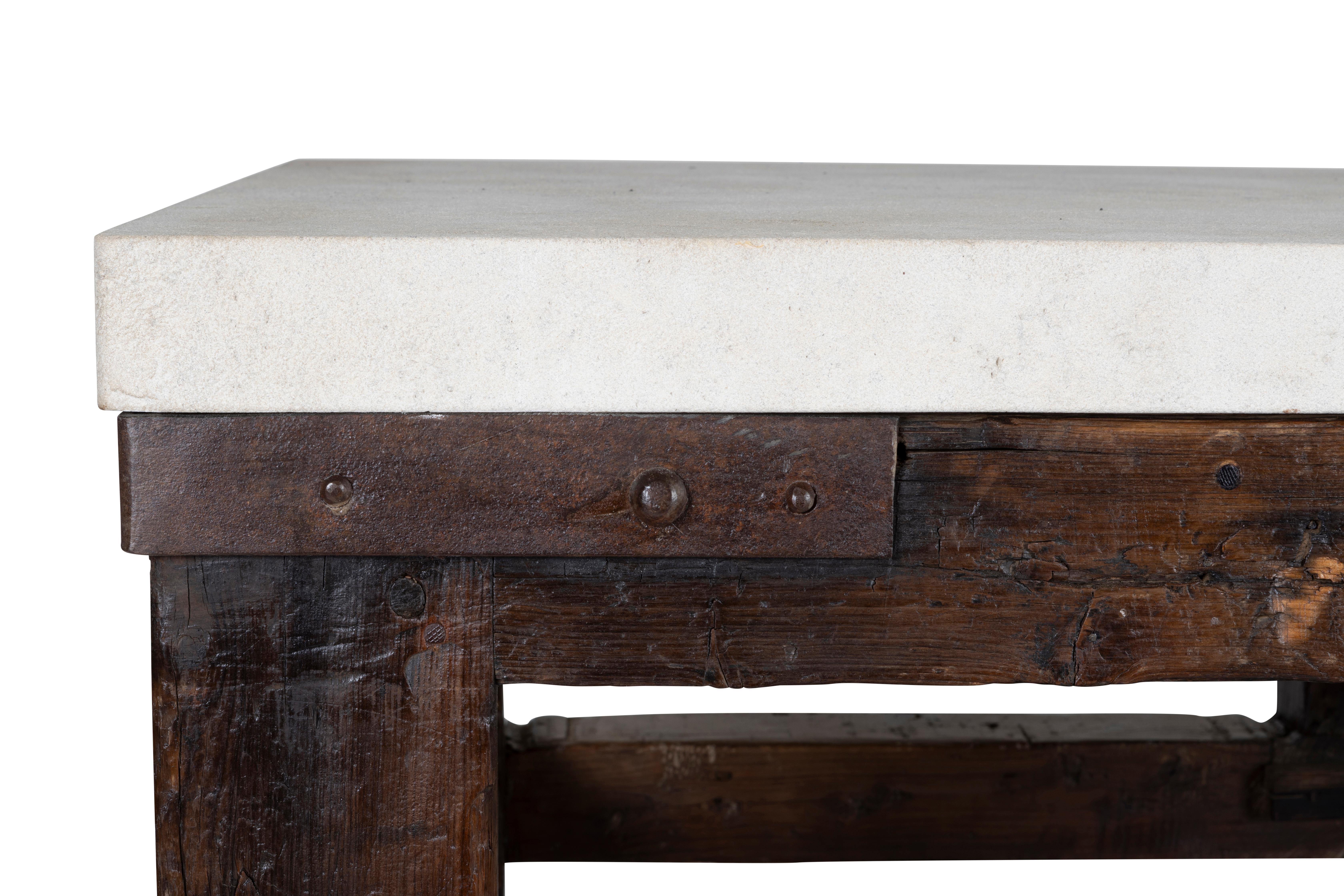20ième siècle Table vintage industrielle Tradesman avec plateau en pierre calcaire en vente