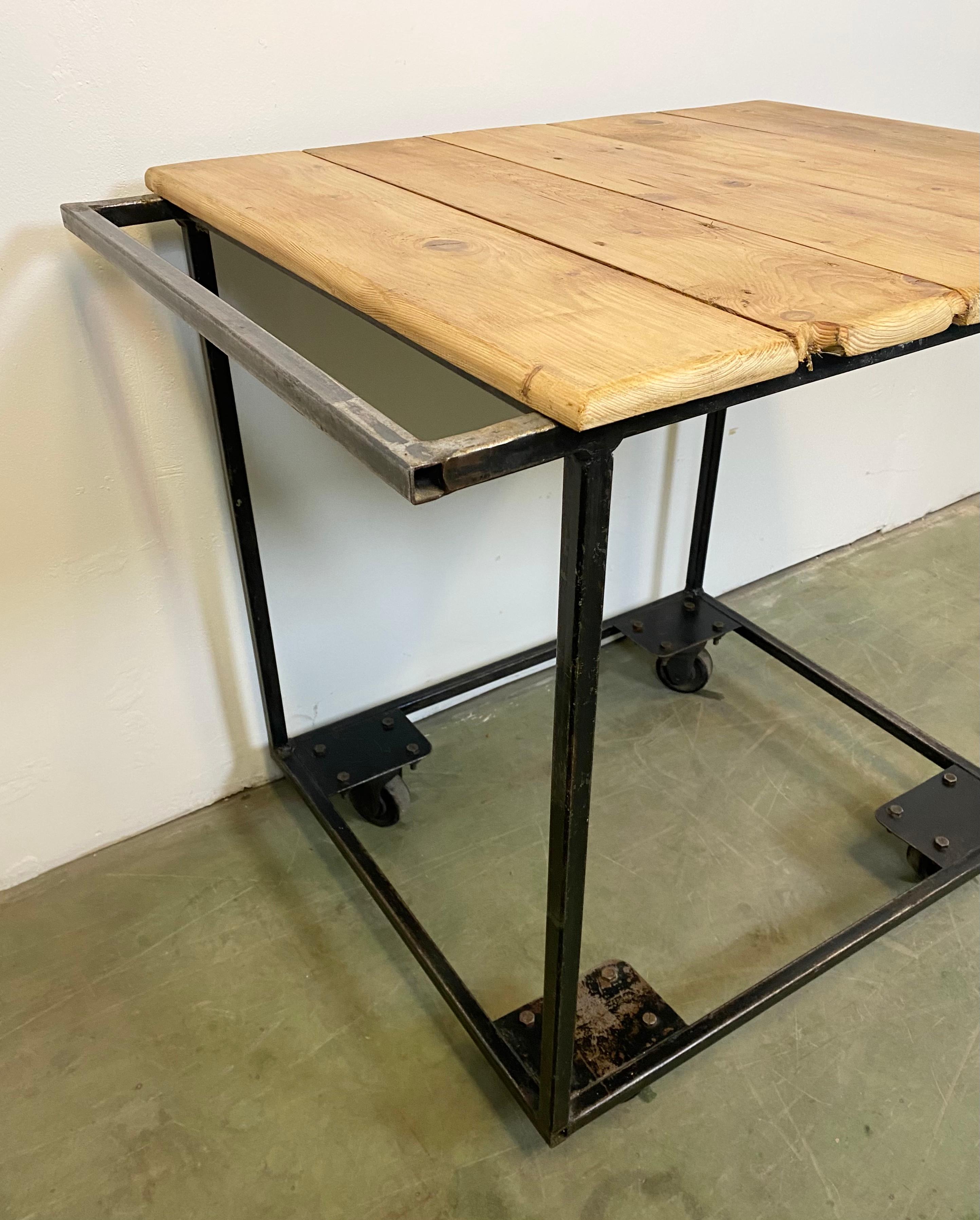 - Vintage Industrial trolley with worktop 
- Iron construction, solid wooden plate 
- With original wheels 
- Weight: 23 kg.