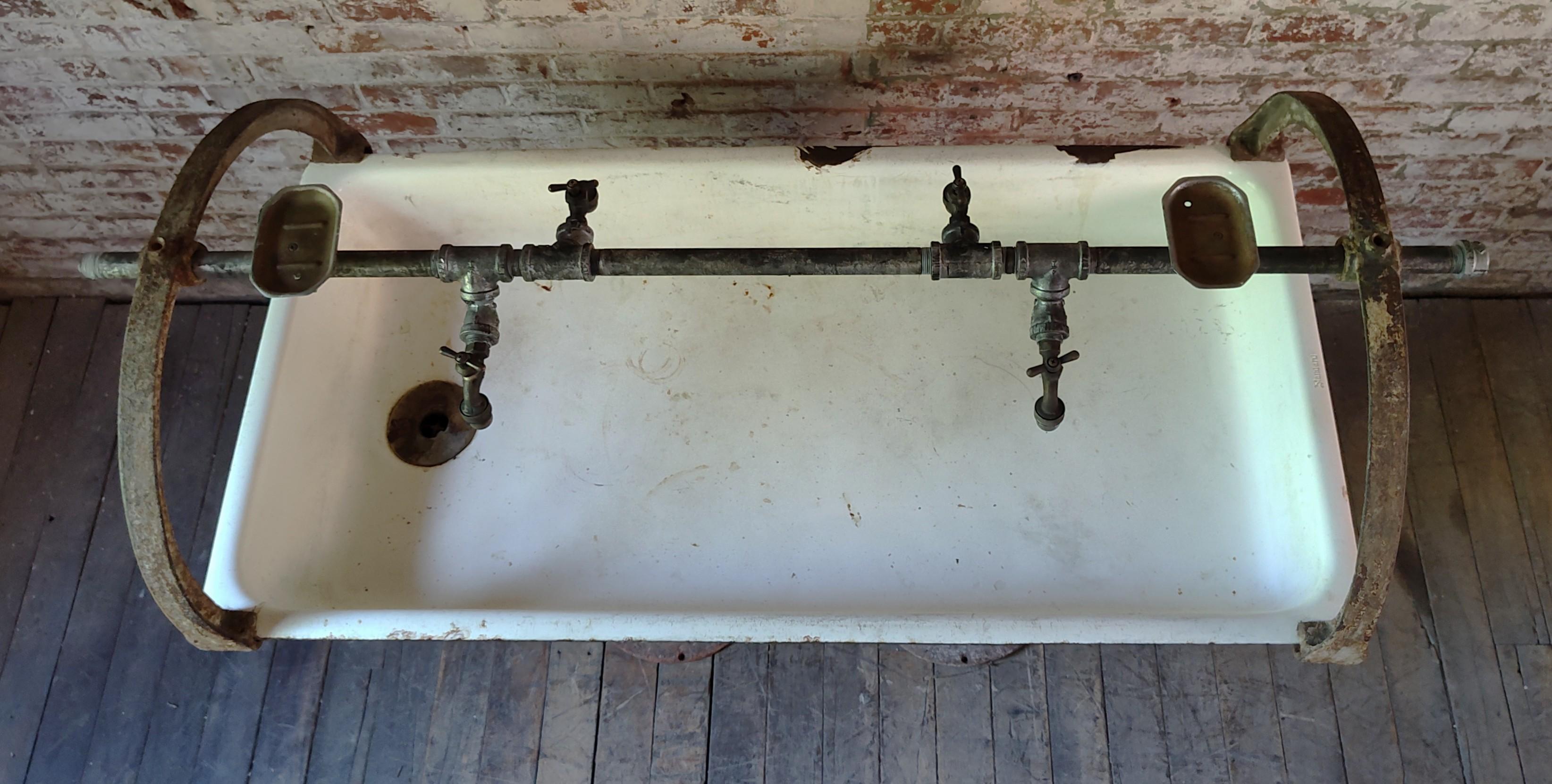 Fregadero industrial vintage de Standard Supply Co. en Bueno estado para la venta en Oakville, CT
