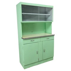 Armoire ou meuble de rangement industriel vintage en métal turquoise avec portes supérieures en verre
