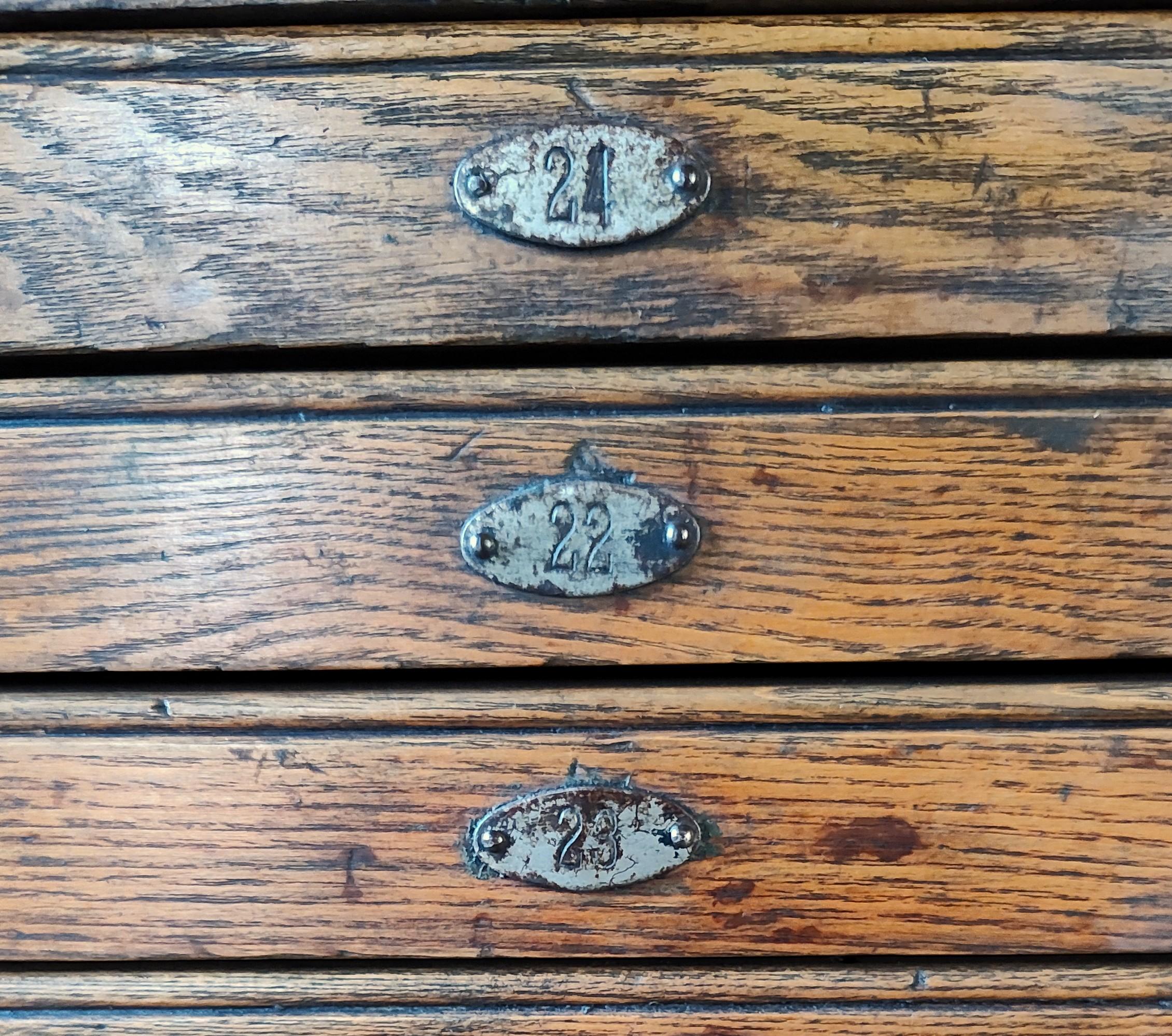 Meuble de rangement industriel vintage à vingt-quatre tiroirs en vente 8