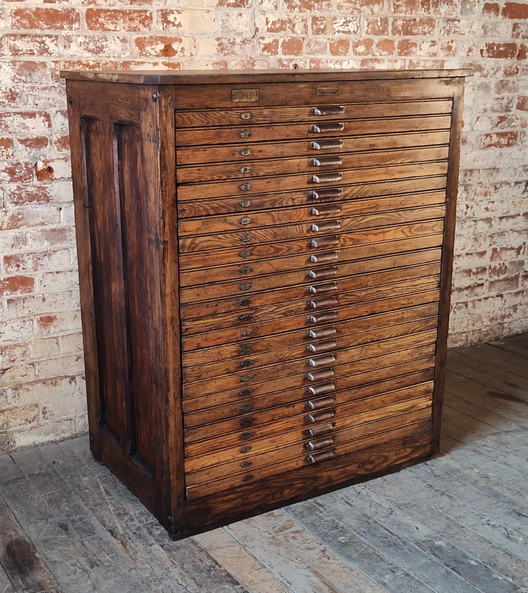 Cabinet de typographie vintage de l'imprimeur Hamilton

Dimensions globales : 24″ x 36″ x 44 1/2″ de hauteur

Dimensions du tiroir : 14 1/2