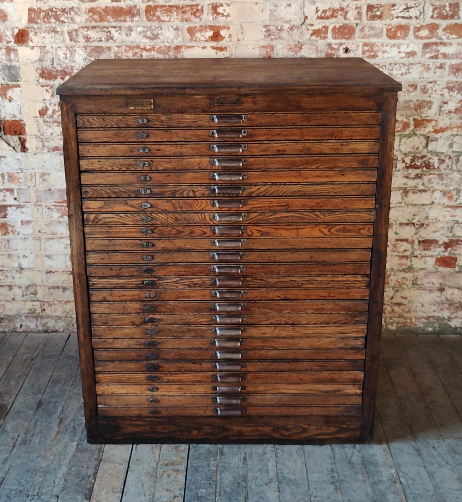 Américain Meuble de rangement industriel vintage à vingt-quatre tiroirs en vente