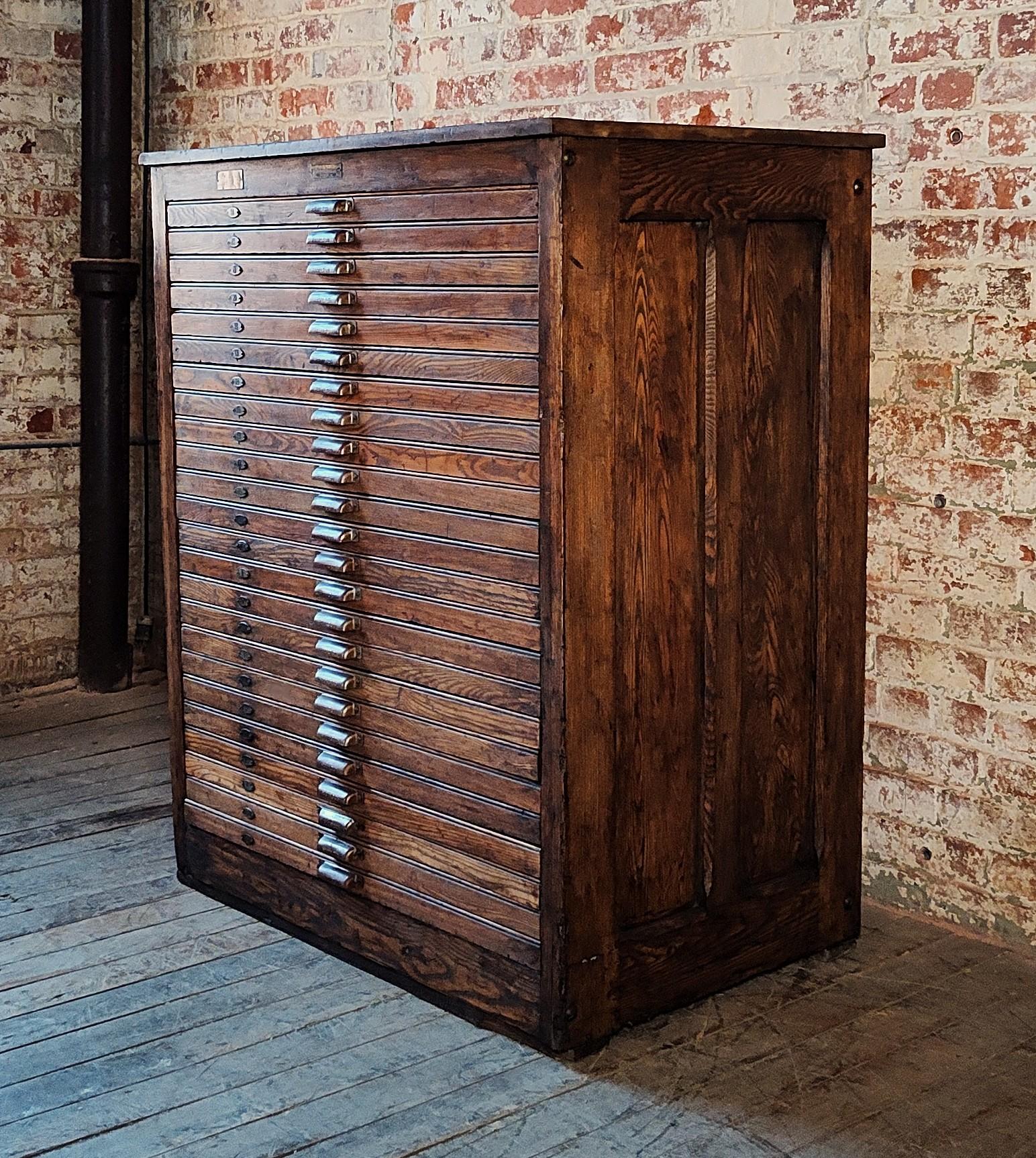 Meuble de rangement industriel vintage à vingt-quatre tiroirs Bon état - En vente à Oakville, CT