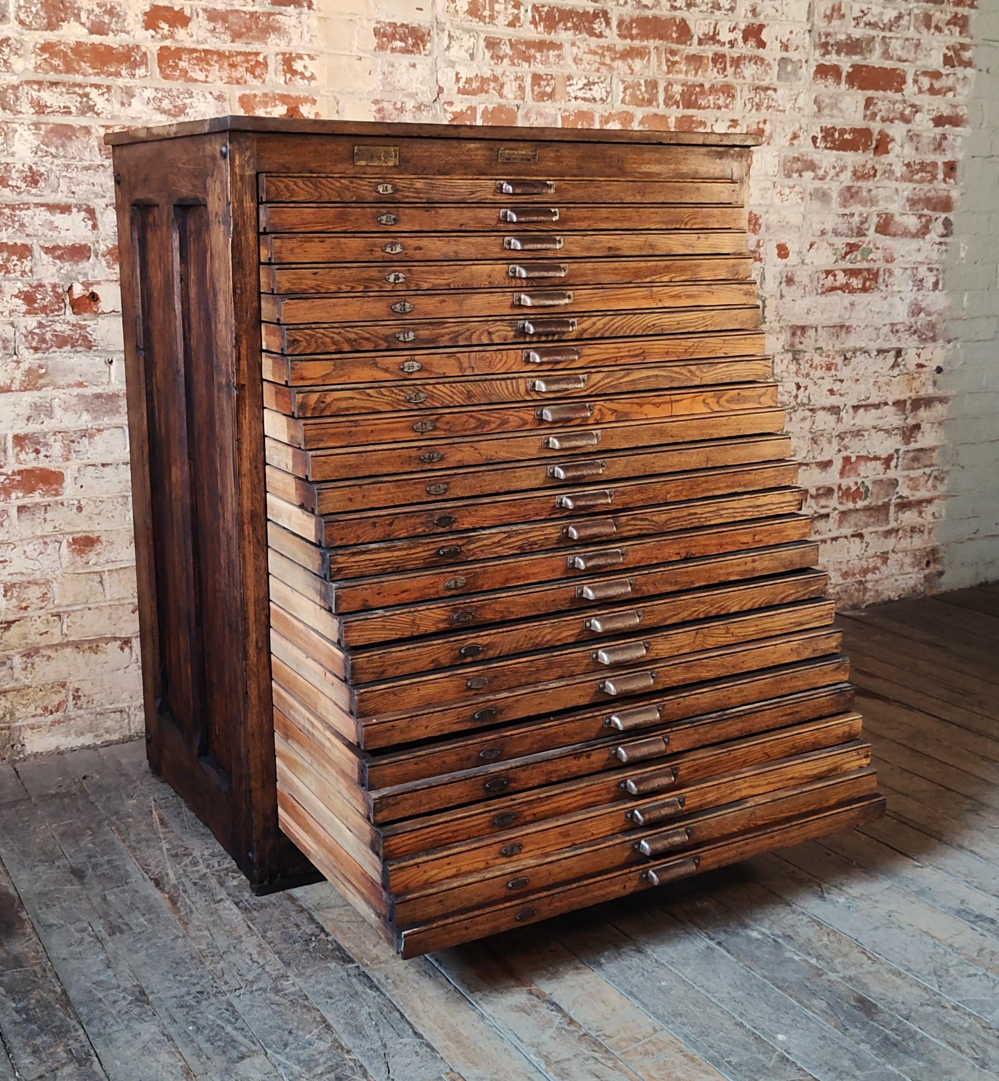 20ième siècle Meuble de rangement industriel vintage à vingt-quatre tiroirs en vente
