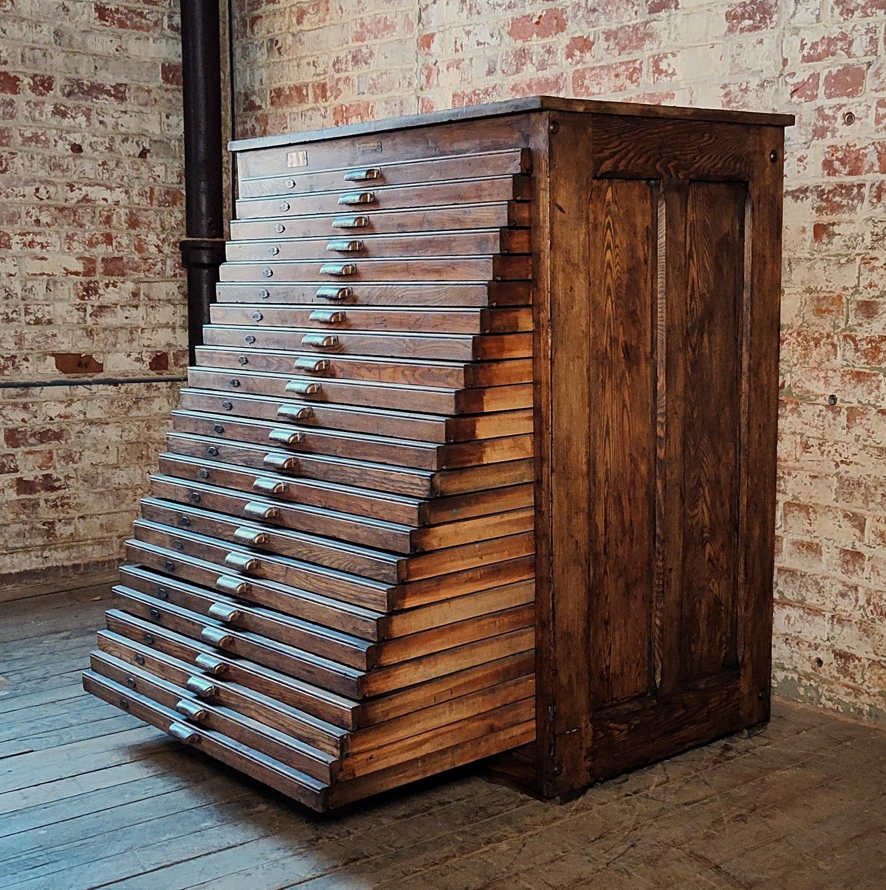 Meuble de rangement industriel vintage à vingt-quatre tiroirs en vente 1