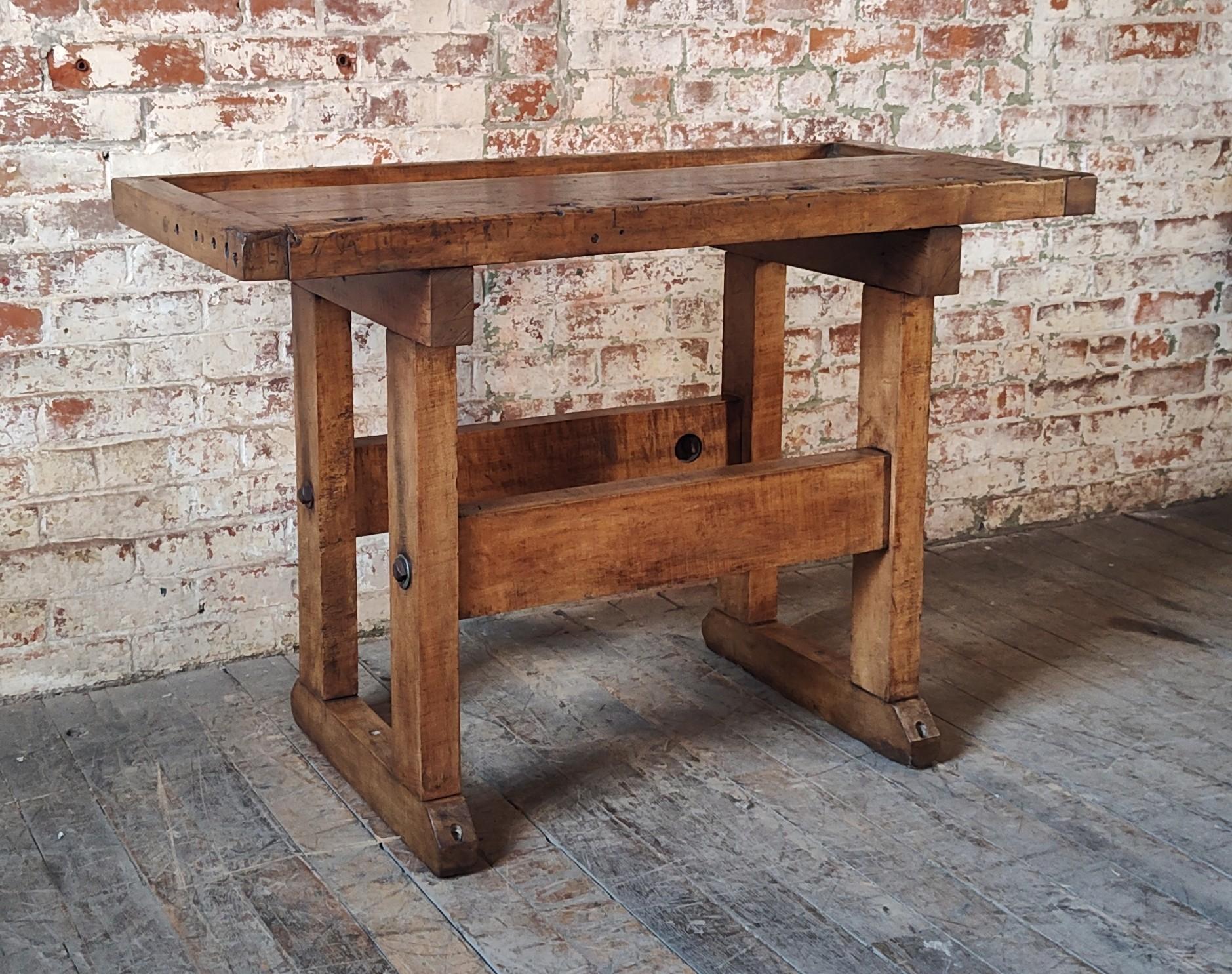 Viseless Carpenter's Workbench / Worktable

Overall Dimensions: 20