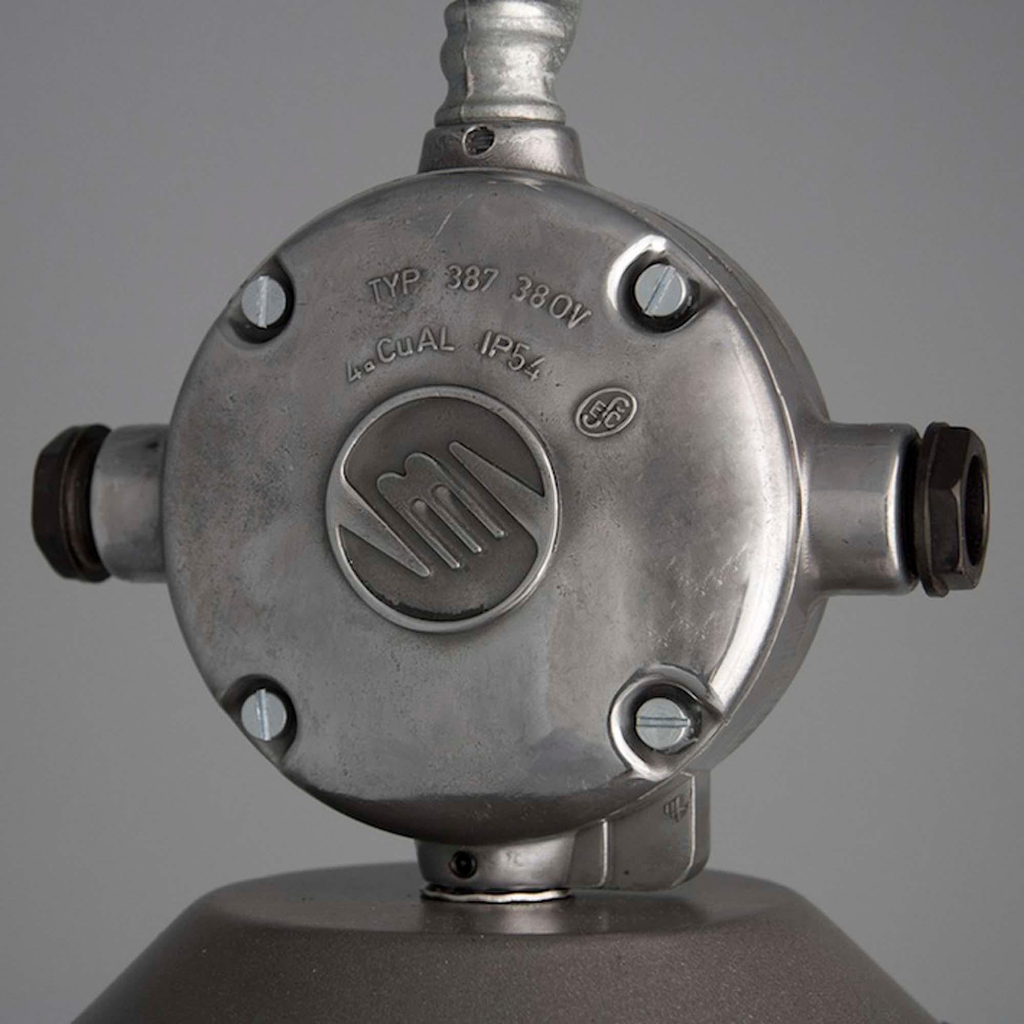 Tchèque Plafonnier d'usine industriel vintage en émail vitrifié en vente