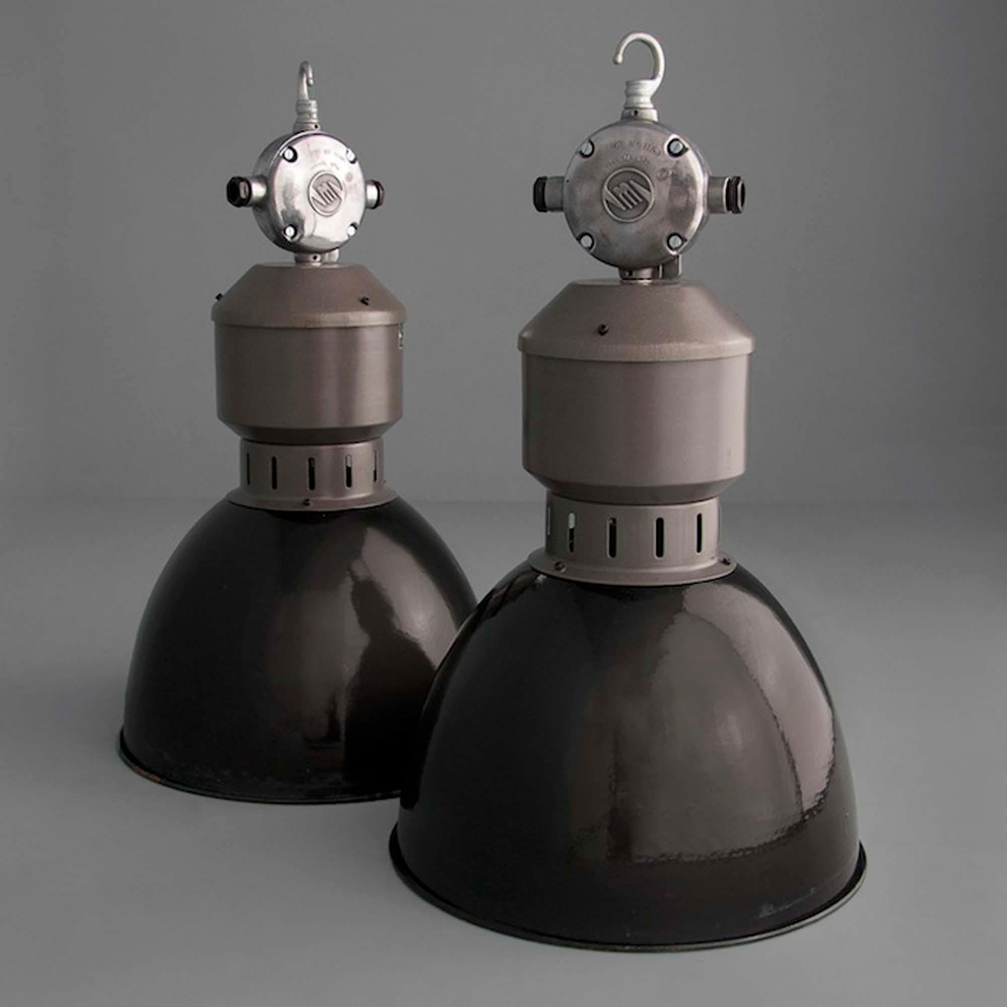 Milieu du XXe siècle Plafonnier d'usine industriel vintage en émail vitrifié en vente