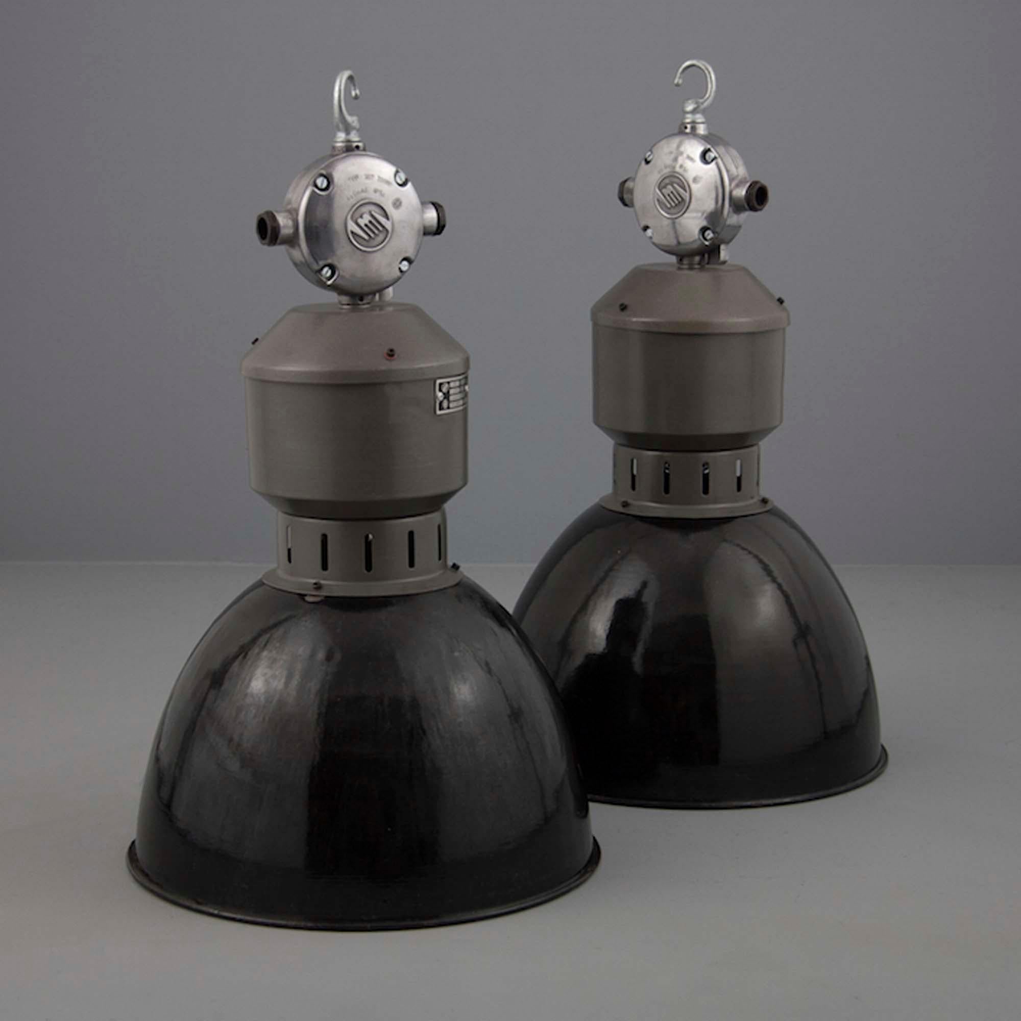 Plafonnier d'usine industriel vintage en émail vitrifié en vente 1