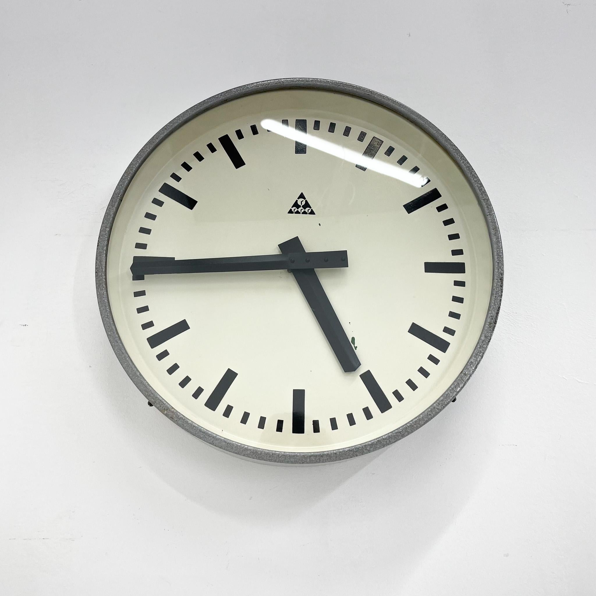 Vintage Industrial Wall Clock by Pragotron, 1950s In Good Condition For Sale In Praha, CZ