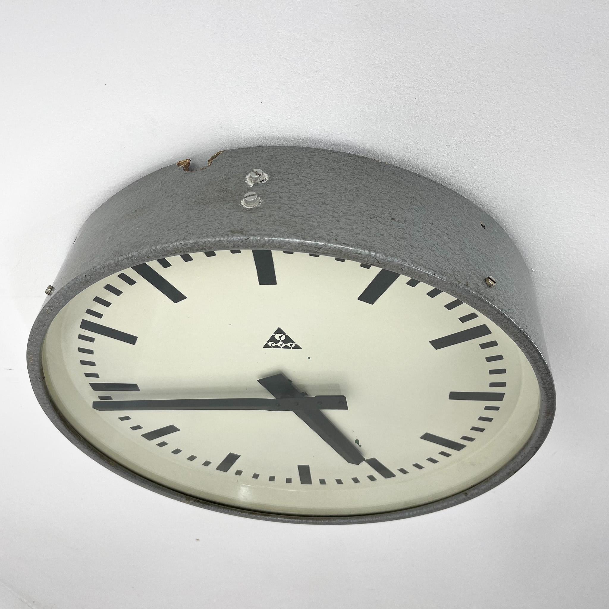Métal Horloge murale industrielle vintage de Pragotron, années 1950 en vente