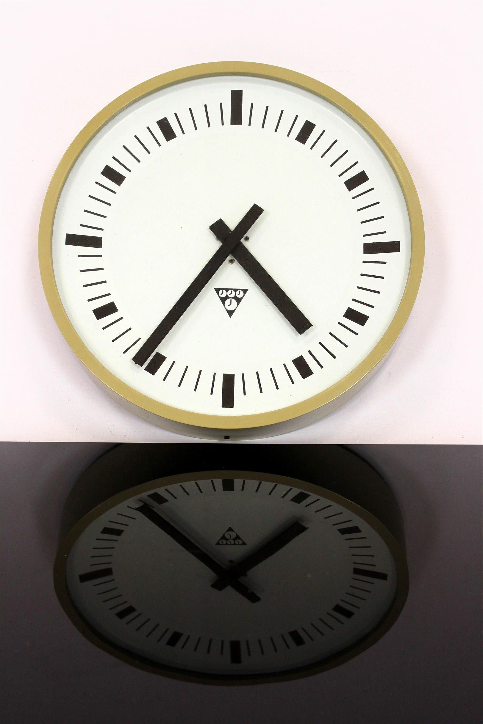Clock made by Pragotron in former Czechoslovakia in the 1970s. Kept in its original good condition. The clockwork mechanism has been entirely replace – now works with one AA battery.