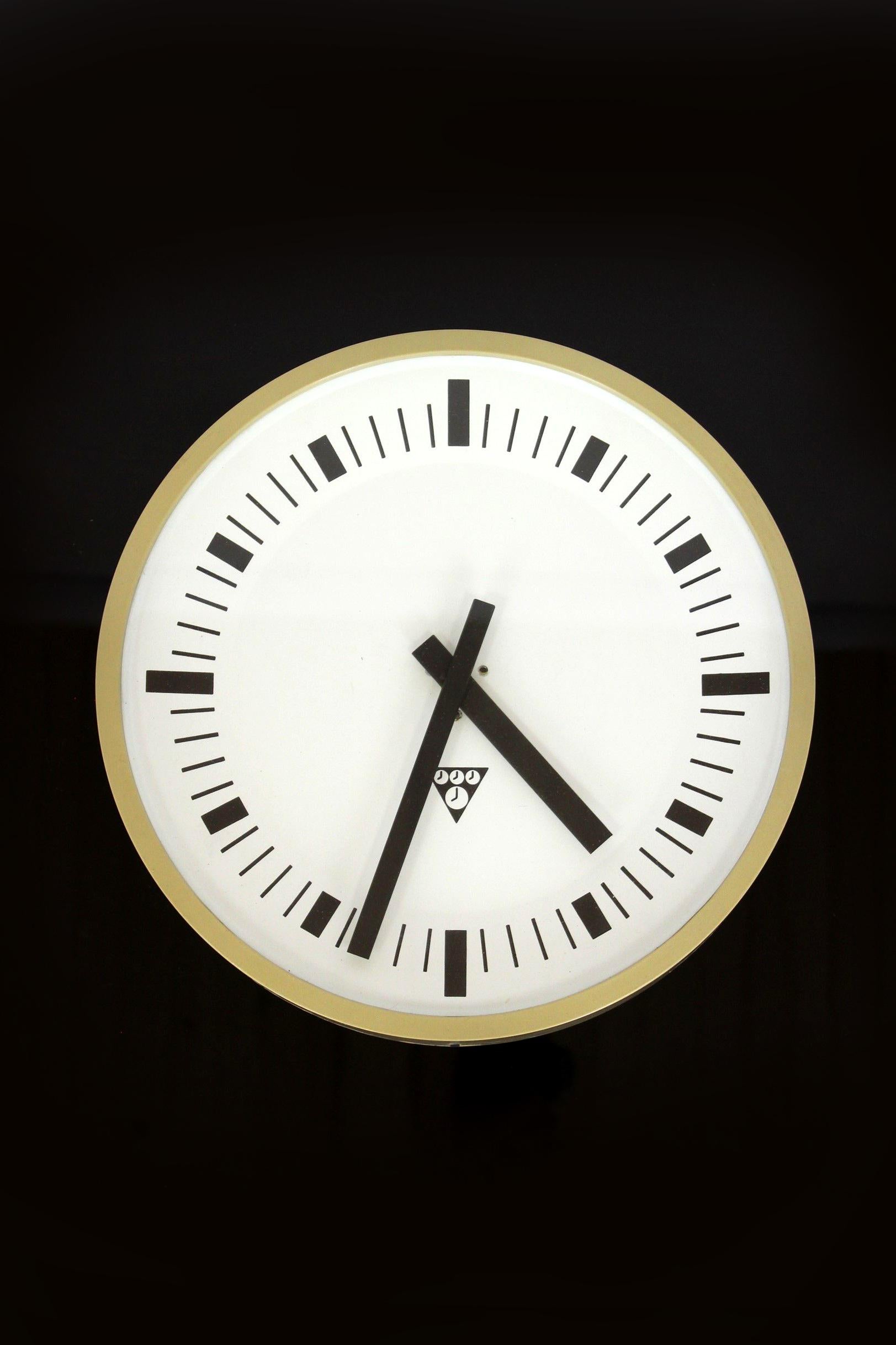 Vintage Industrial Wall Clock from Pragotron, 1970s In Good Condition For Sale In Żory, PL